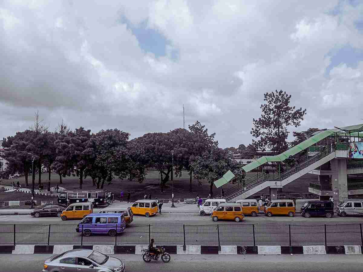 Une autoroute habituelle à Benin City, État d'Edo