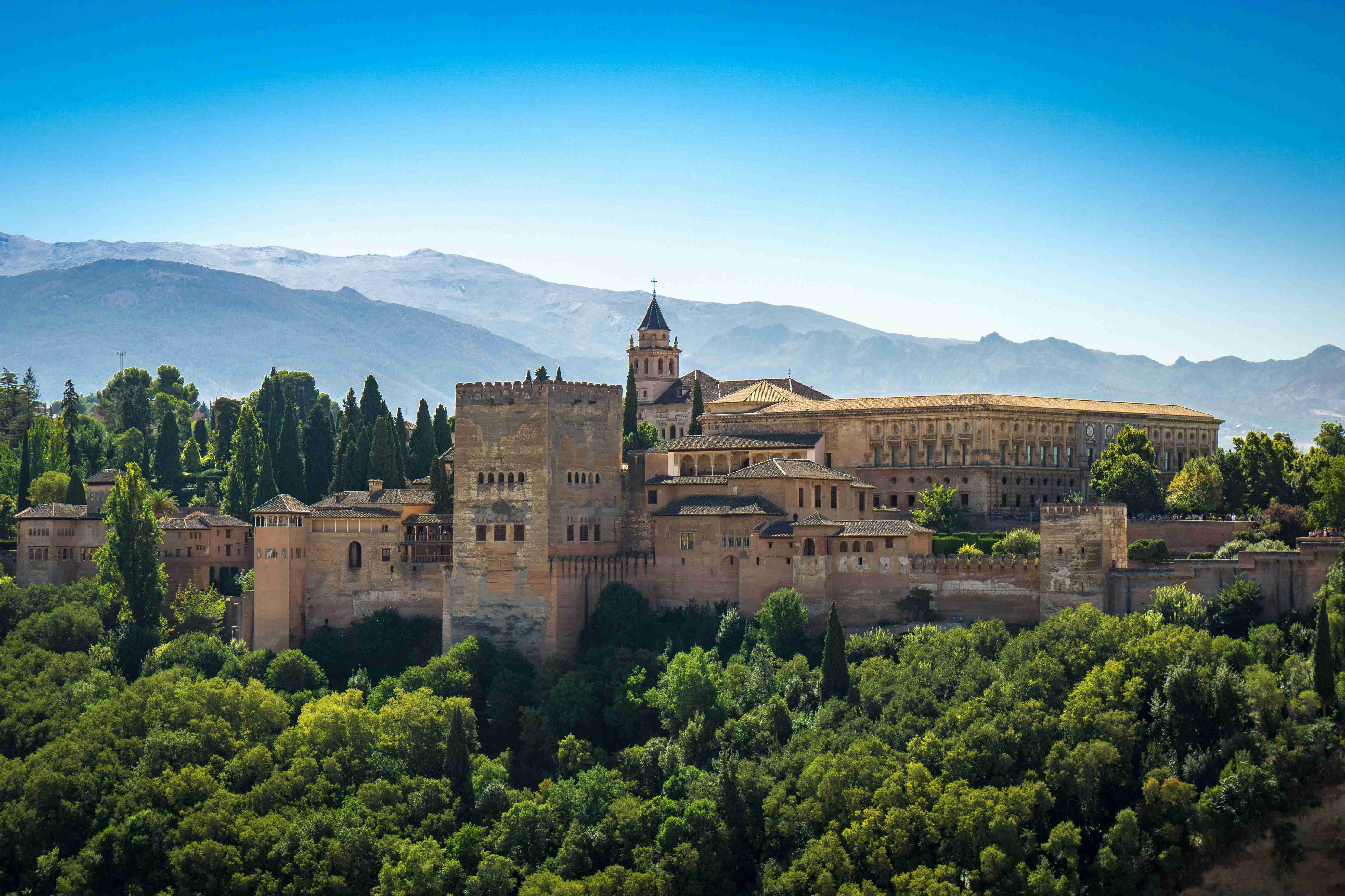 Palác Alhambra s horským pozadím Granada Španělsko