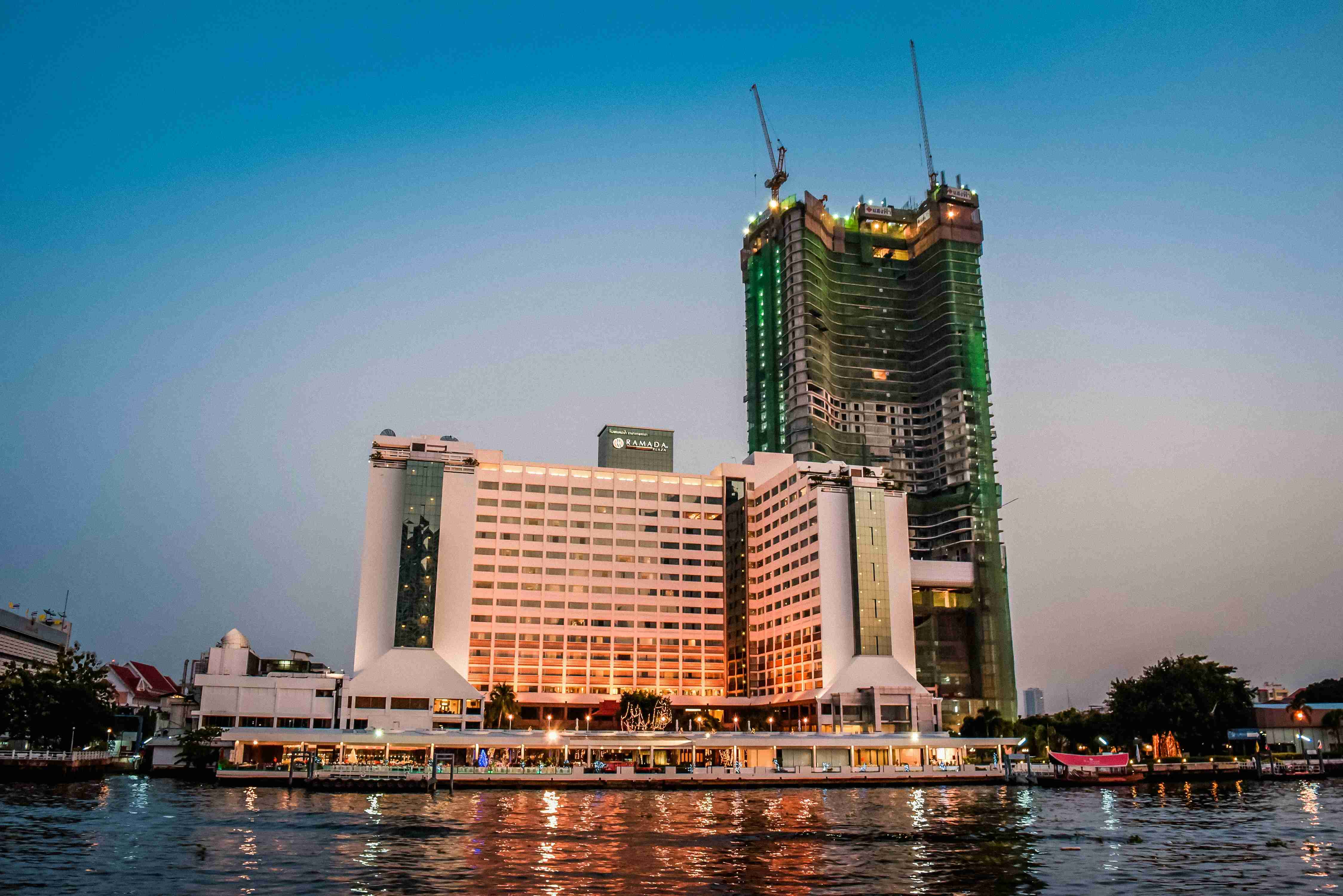 Bangkok Waterfront Hotel Pogled u sumrak