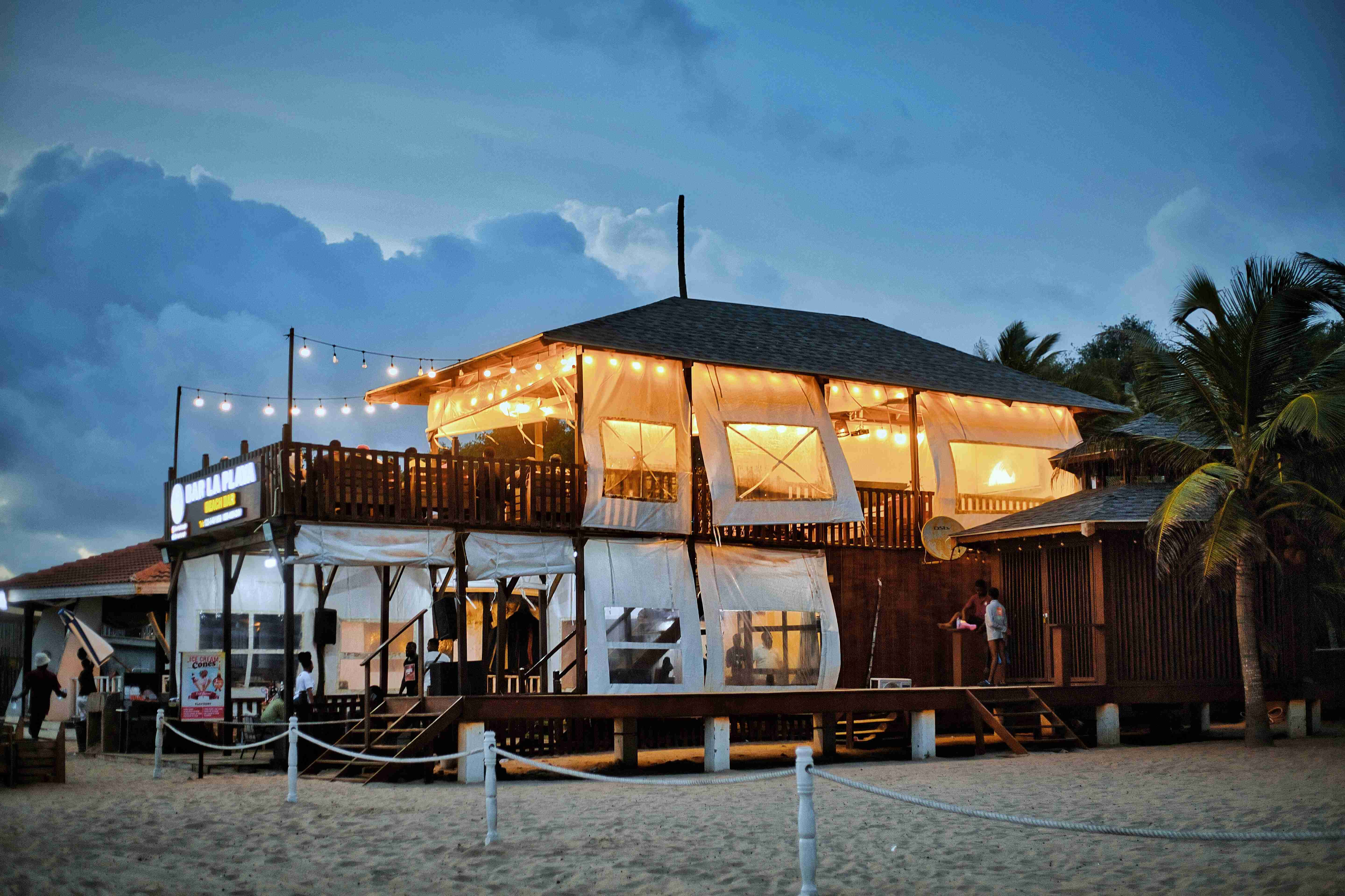 Plážové večerní stolování pod řetězovými světly