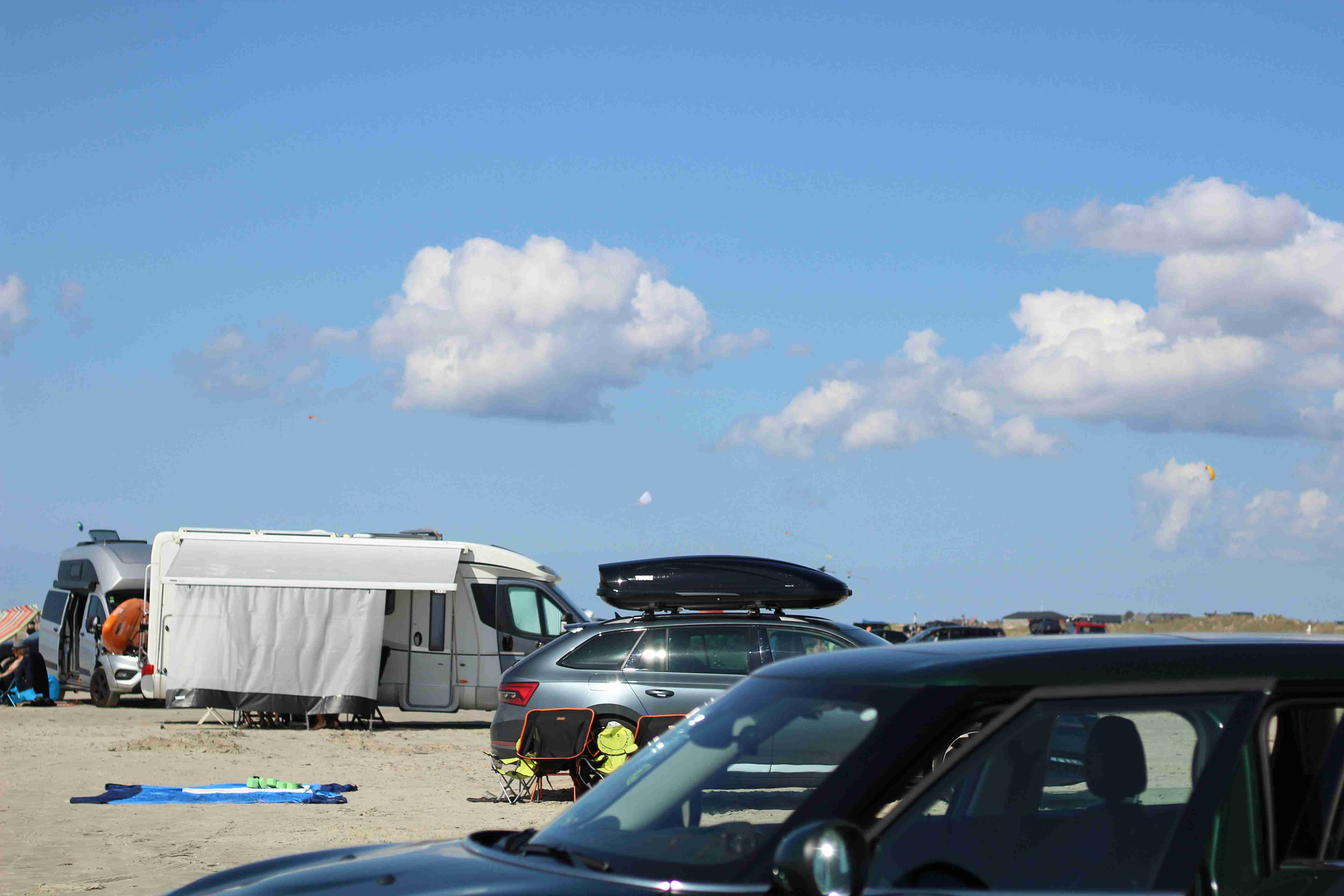 Kempování u pláže s vozidly