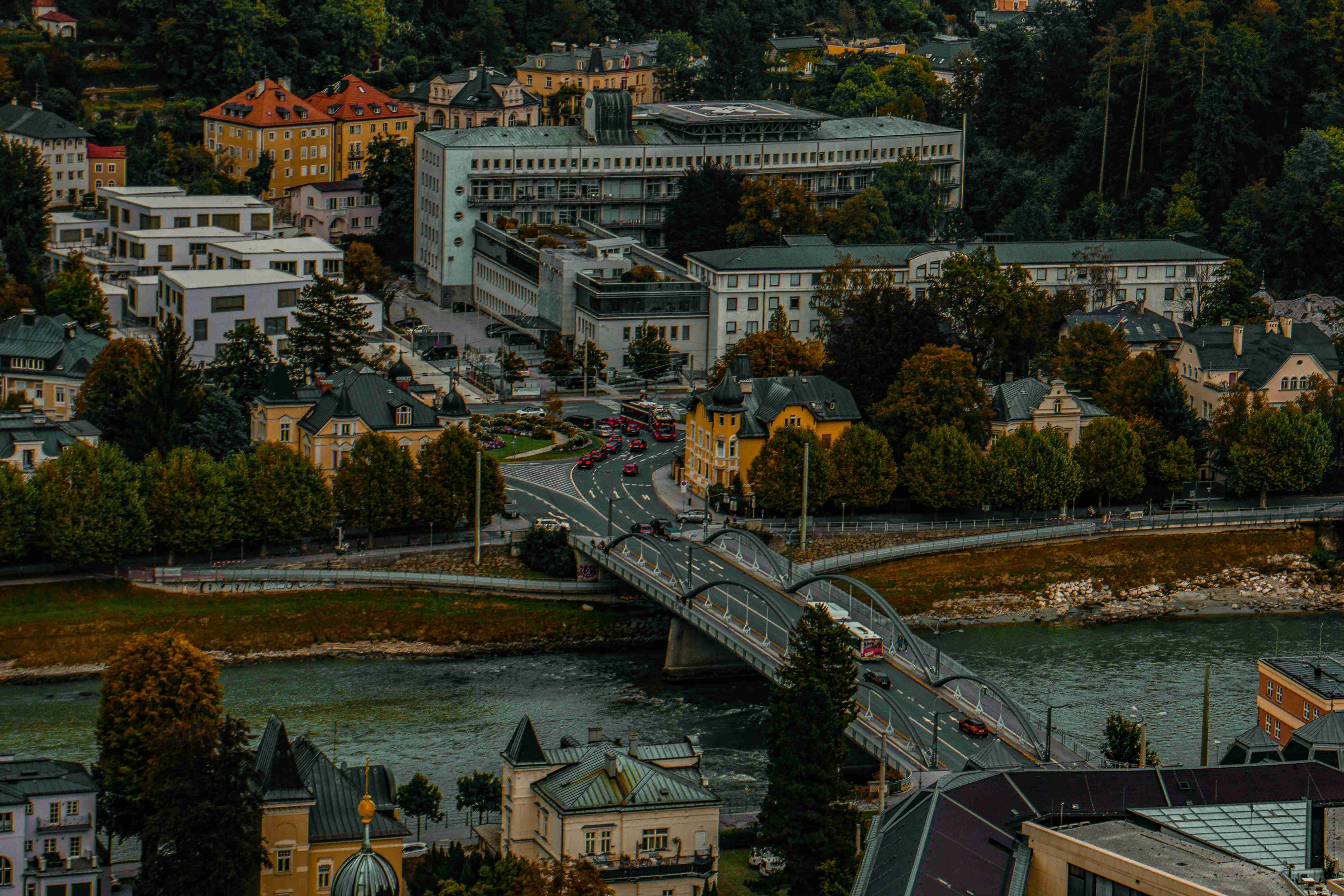 Pont sur la rivière au crépuscule de Salzbourg