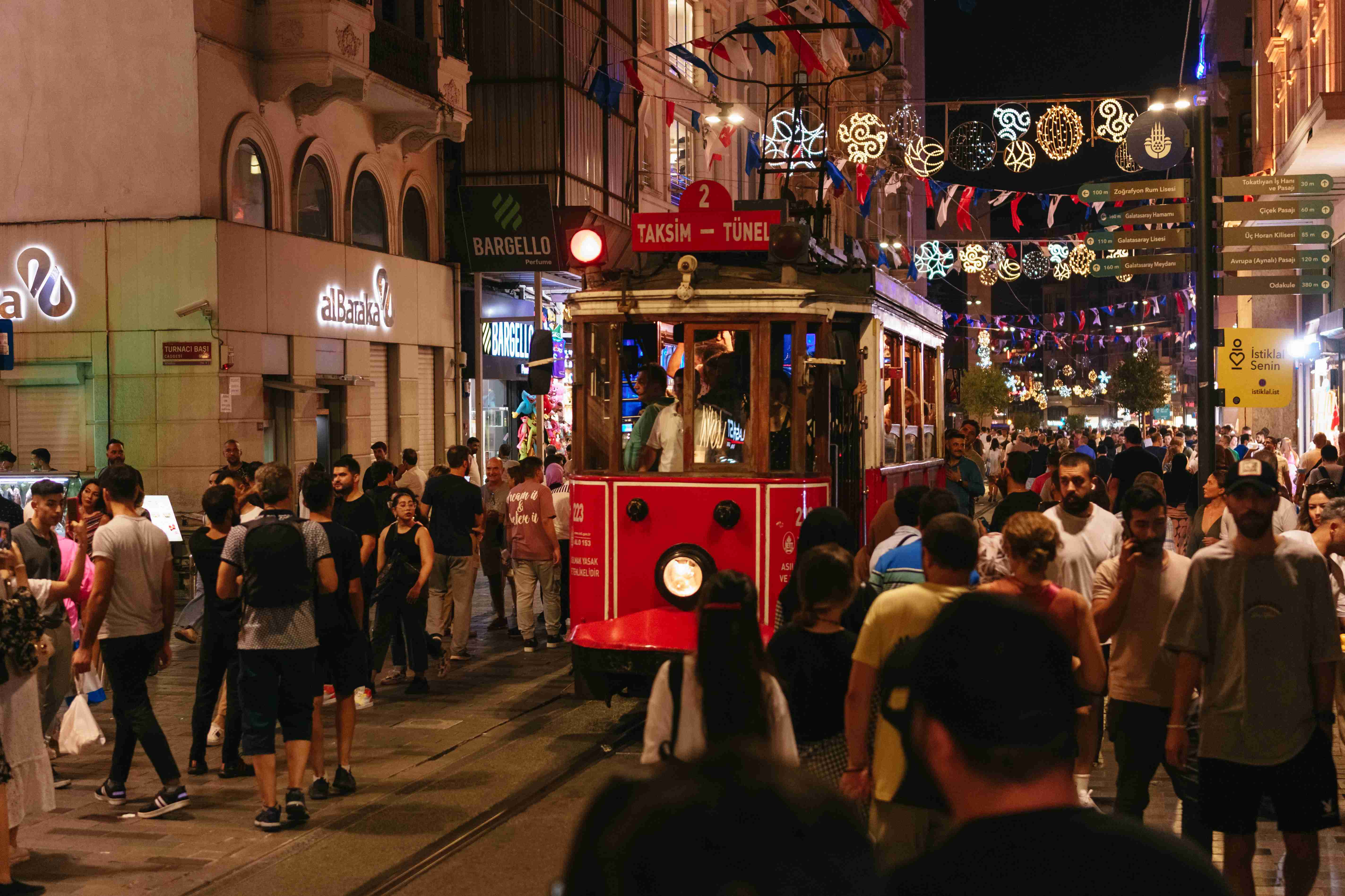 רחוב לילה שוקק עם חשמלית היסטורית