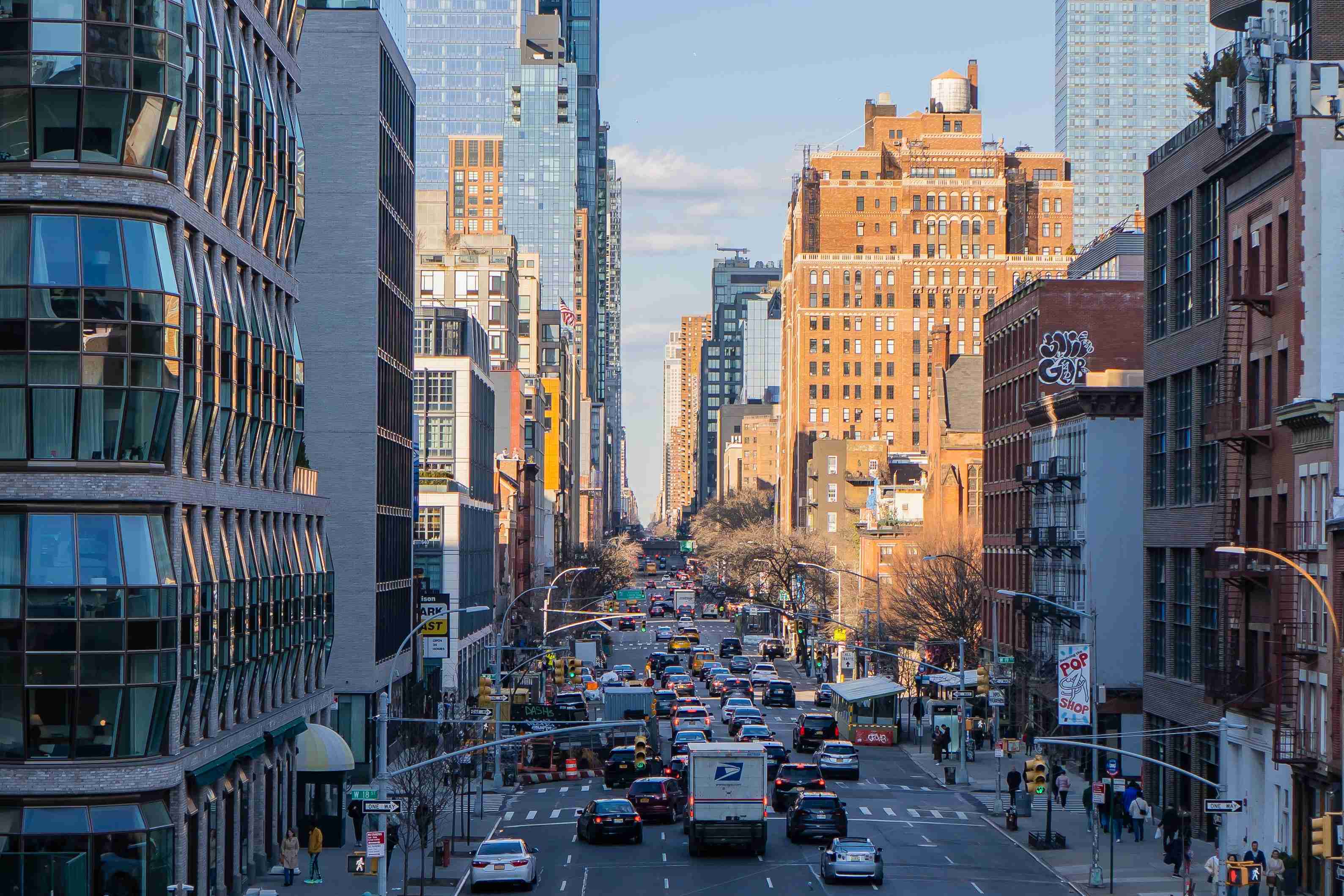 خیابان شلوغ شهری با معماری شهری