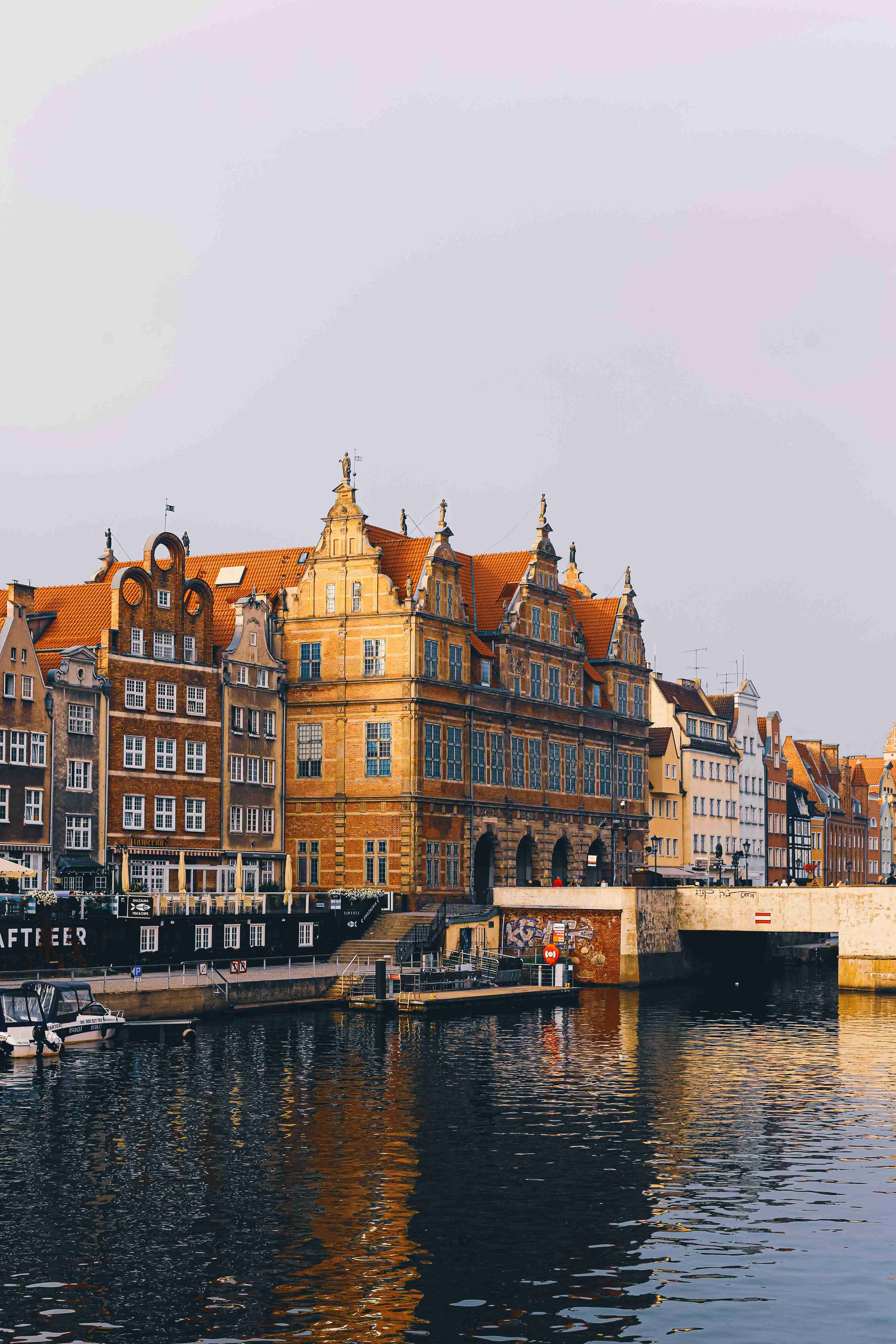 Pohled na kanál historických štítových budov za soumraku