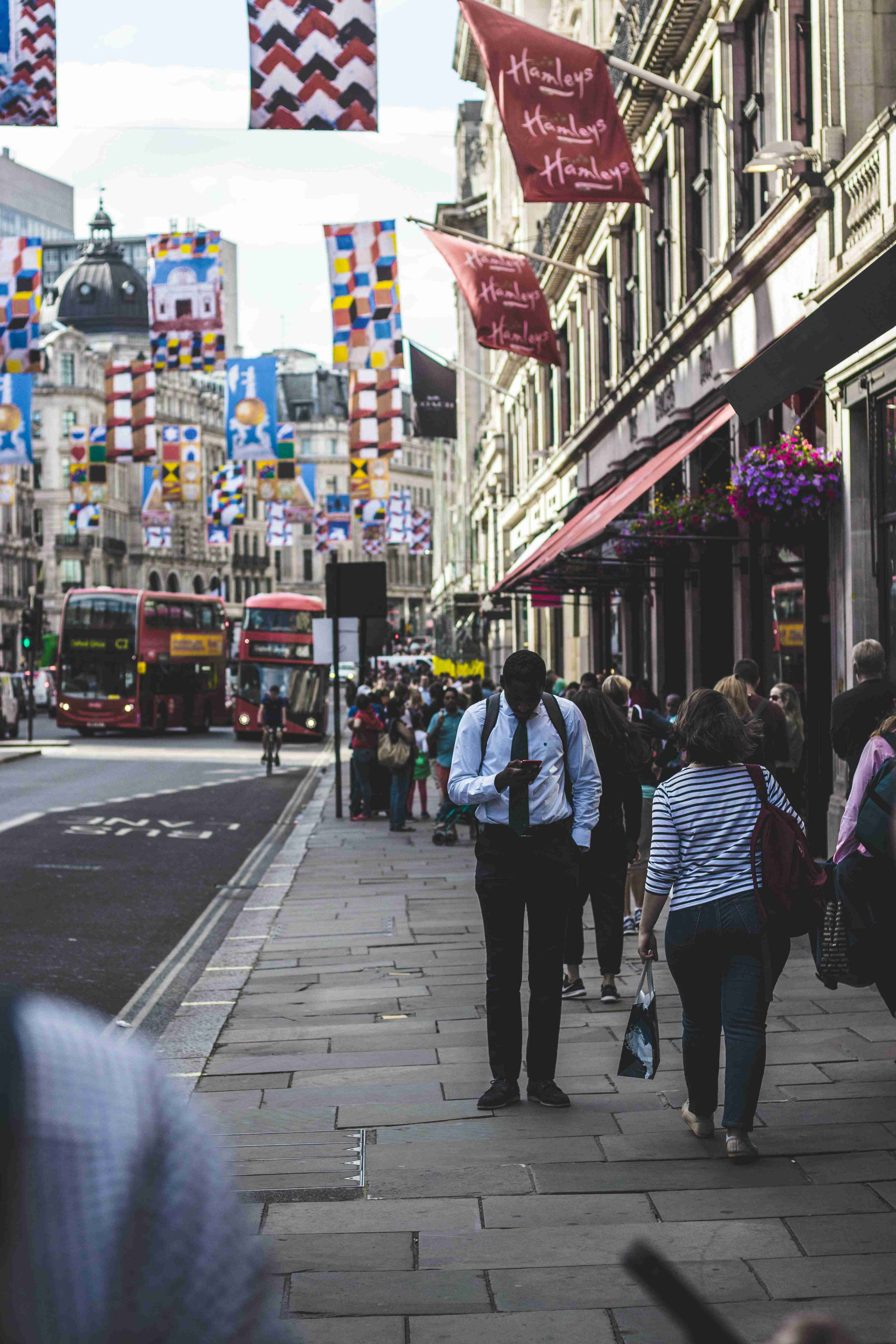 Steps in Securing a Passport in the United Kingdom: A 10-Point Guide