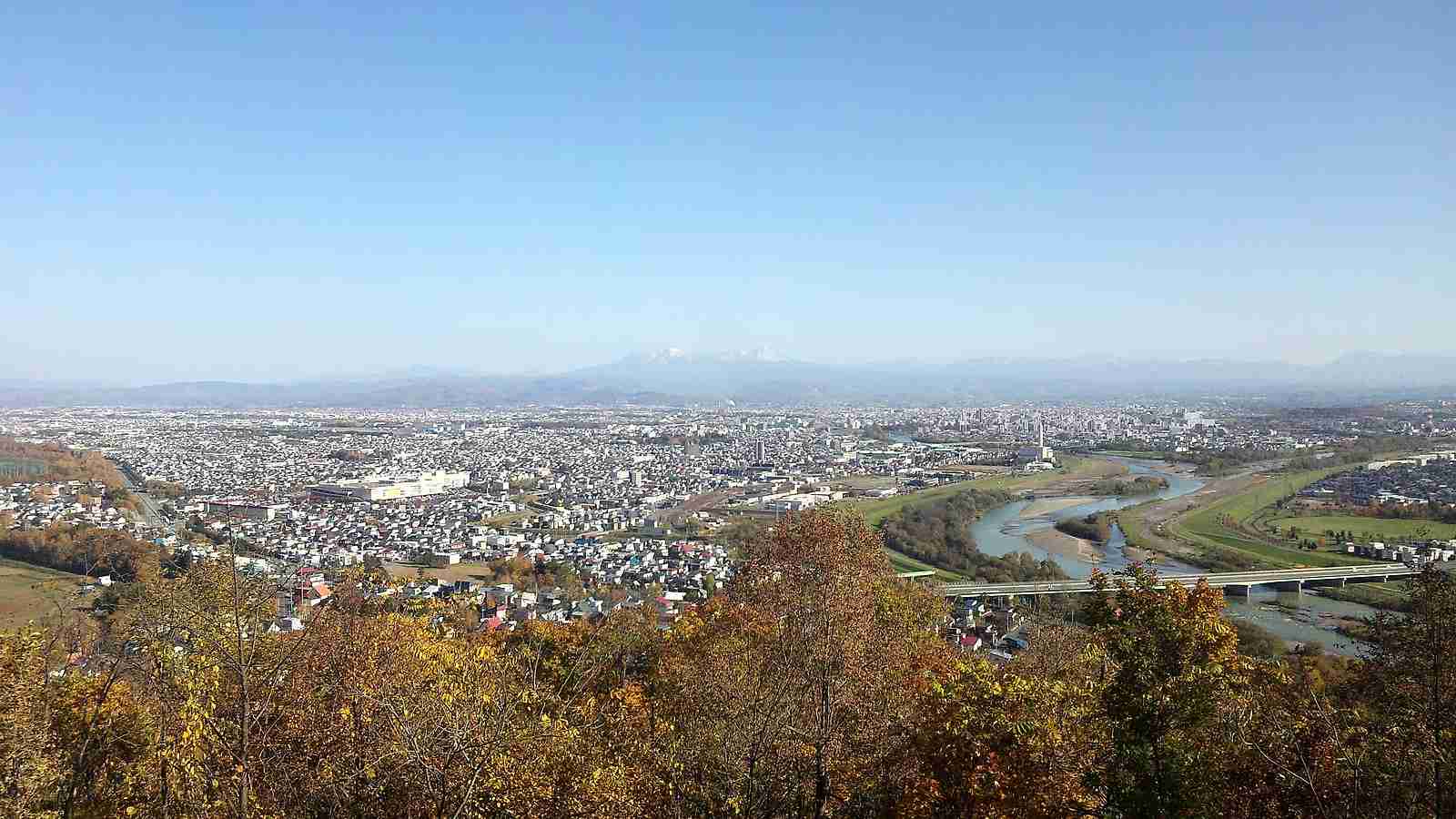 Peisajul orașului Asahikawa de la observatorul Mt. Arashiyama, Hokkaido, Japonia