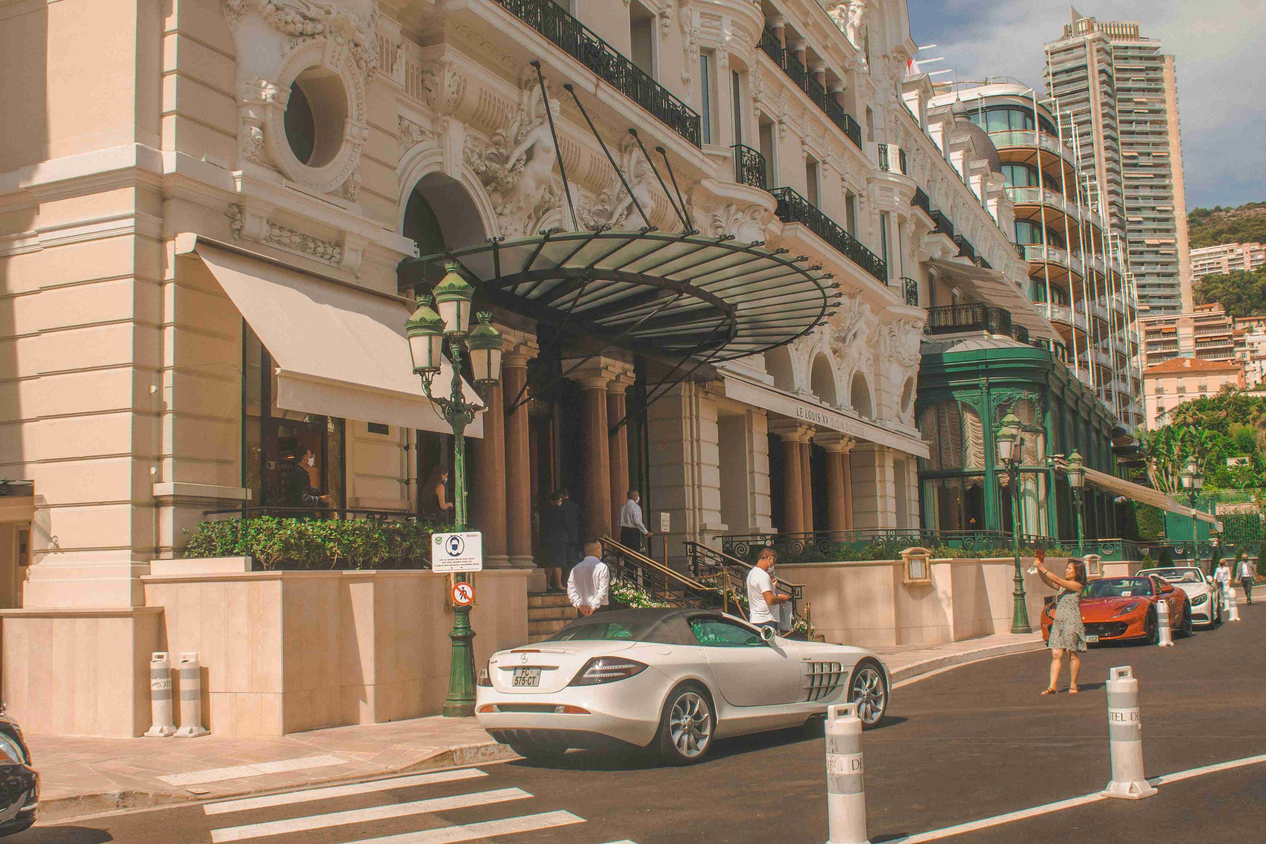 Klasszikus luxus szálloda homlokzata sportkocsikkal