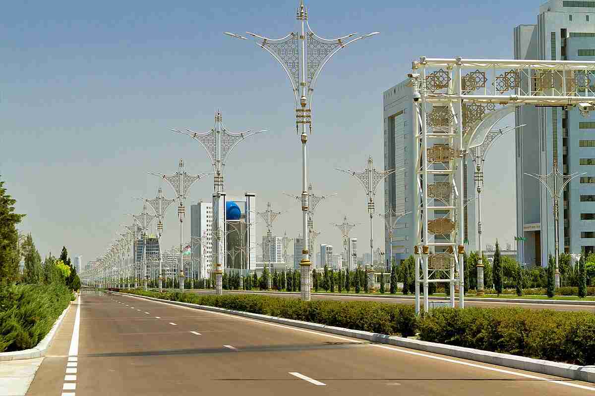 अश्गाबात तुर्कमेनिस्तान में खाली सड़कें