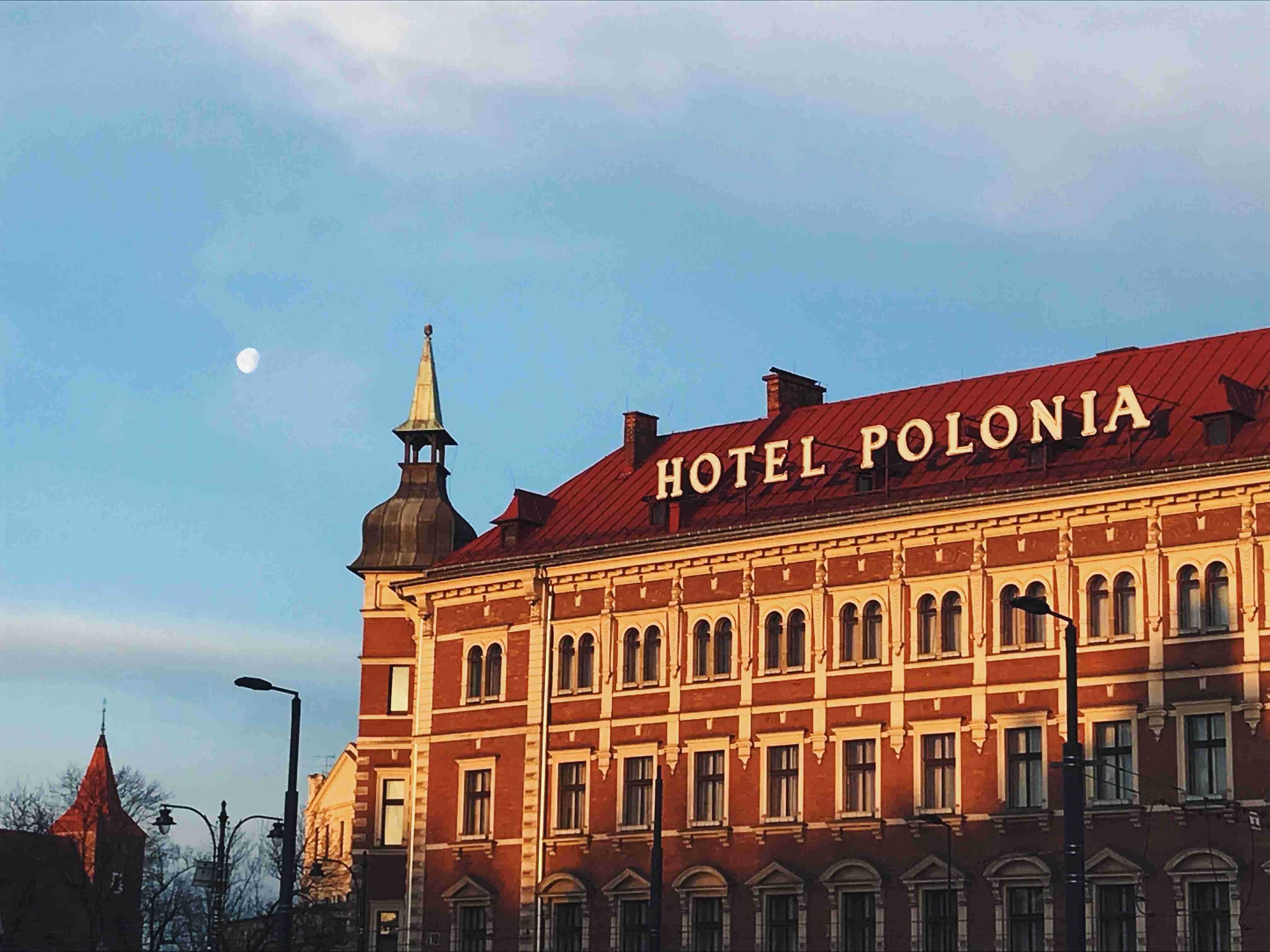 Večerní pohled na Hotel Polonia s Měsícem