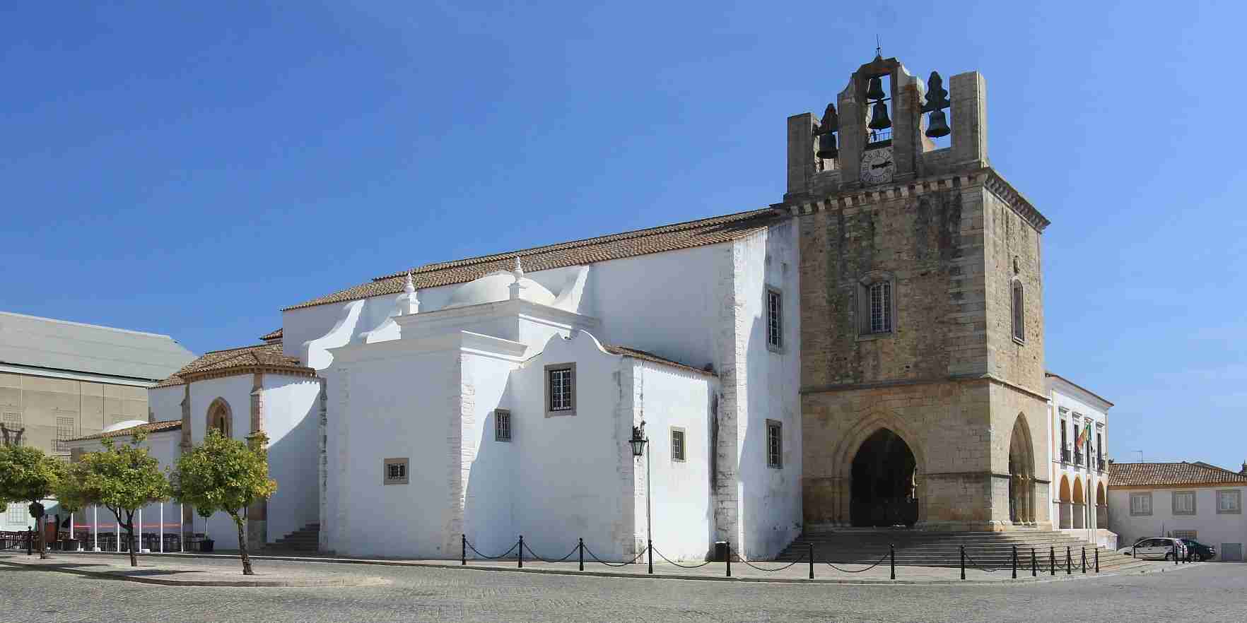 Cathédrale De Faro De Bâtiment Historique Blanc Avec Un Clocher Par Une Journée Ensoleillée.