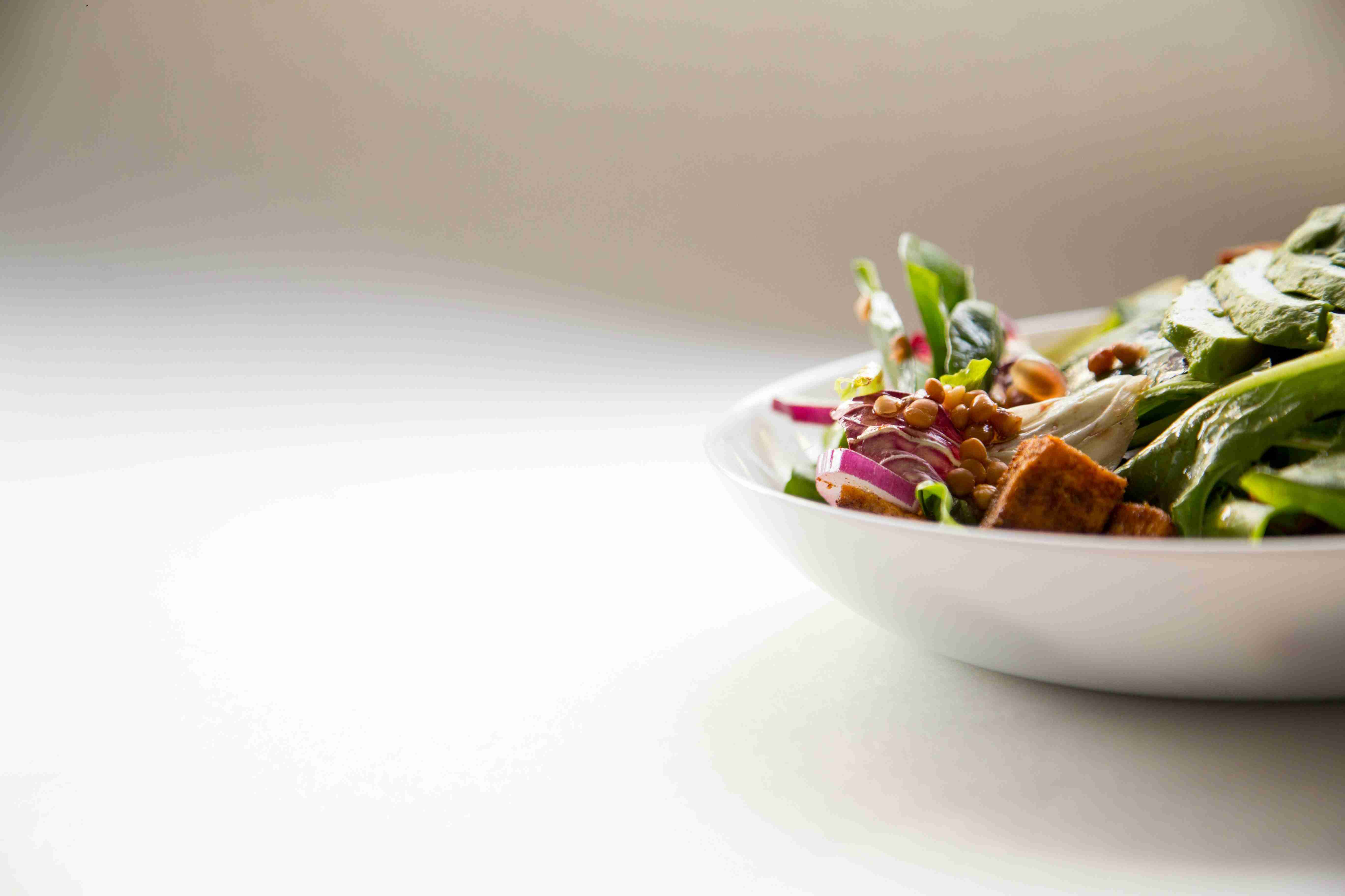 Insalata fresca con avocado e germogli