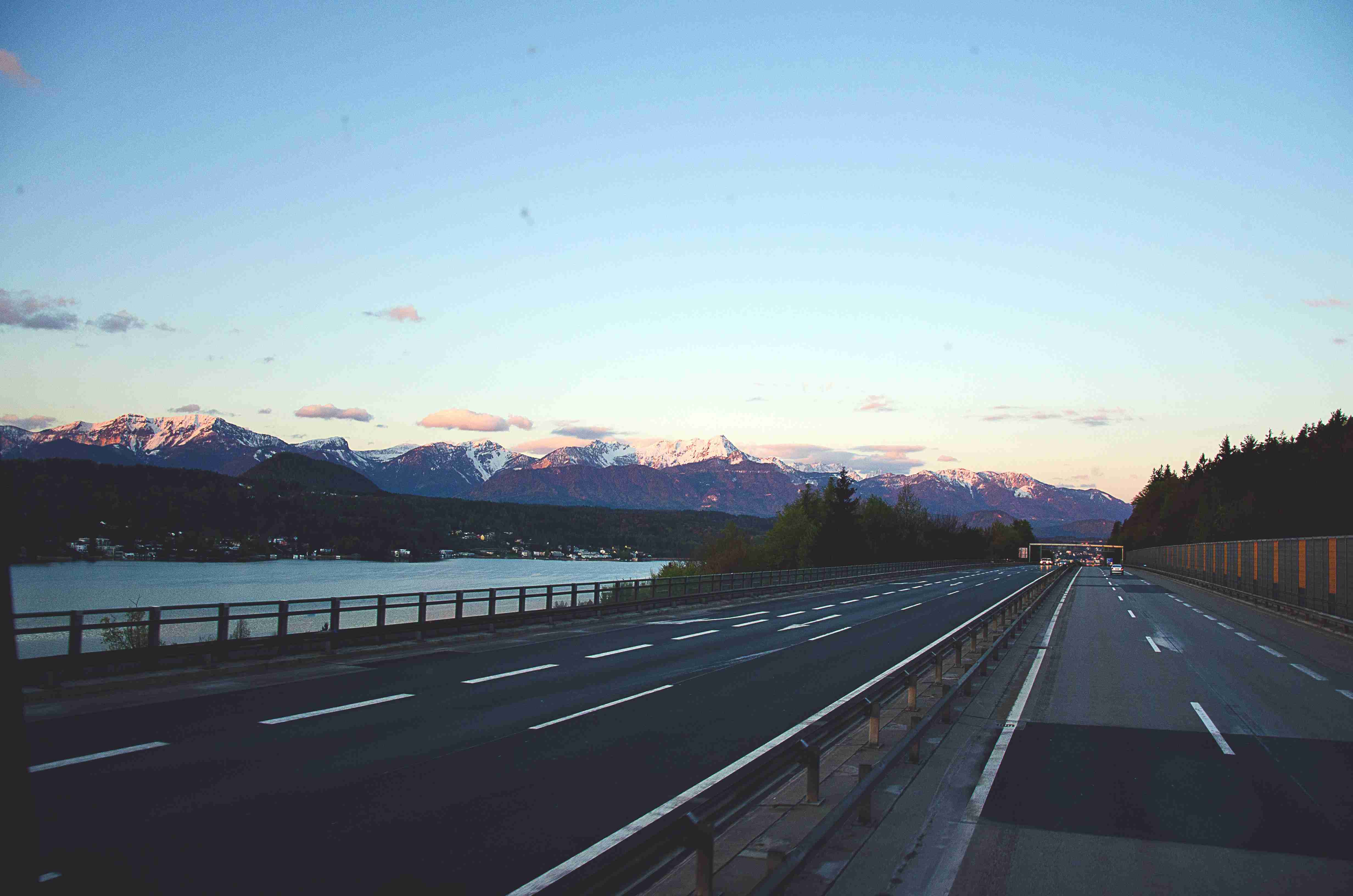 Autoroute avec vue sur la montagne au crépuscule