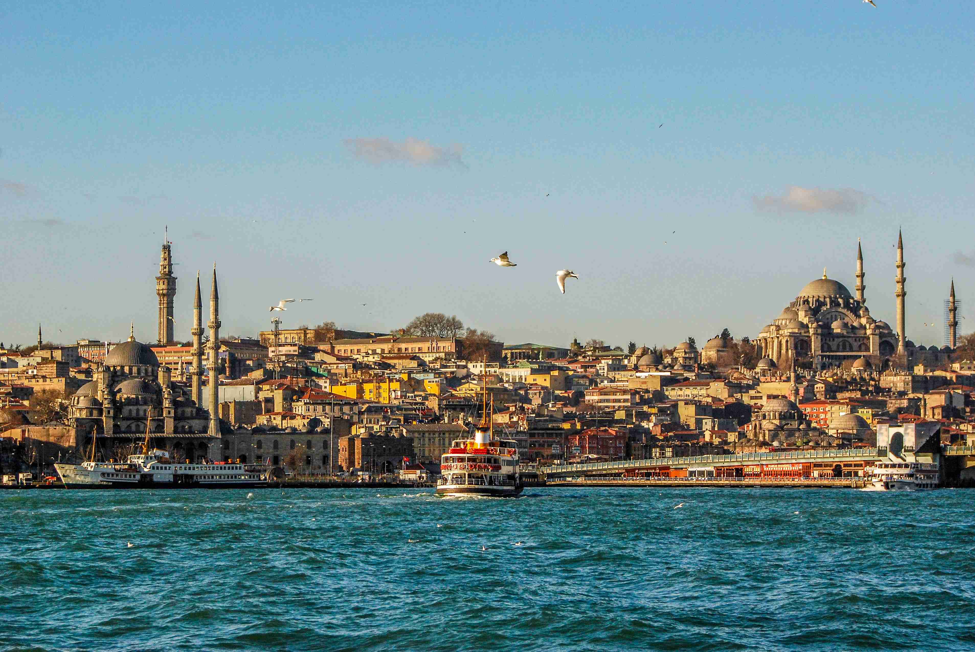 Istanbul Panorama s historickými mešitami a trajektem