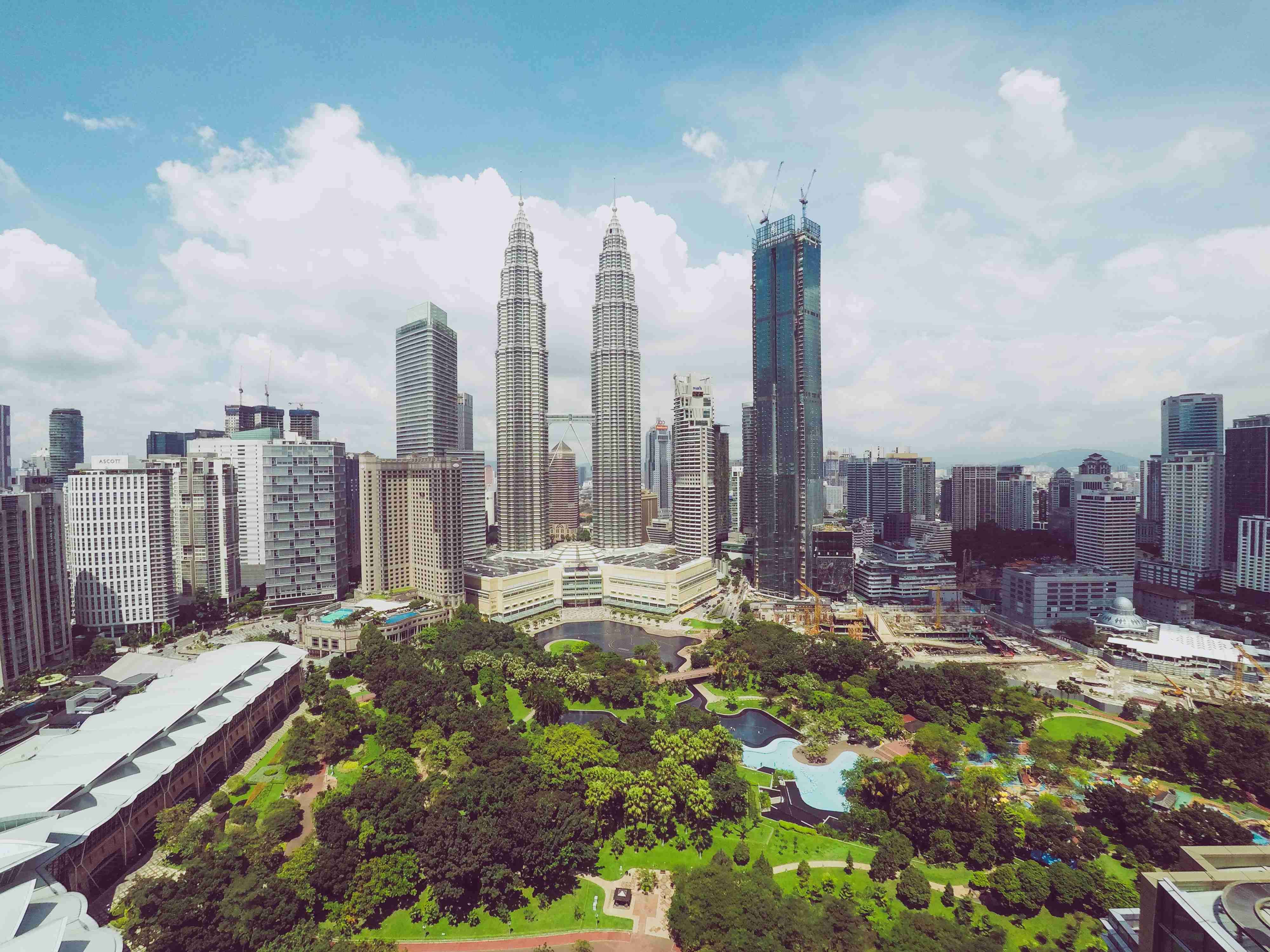 Skyline Kuala Lumpur dengan Menara Petronas dan Taman Bandar