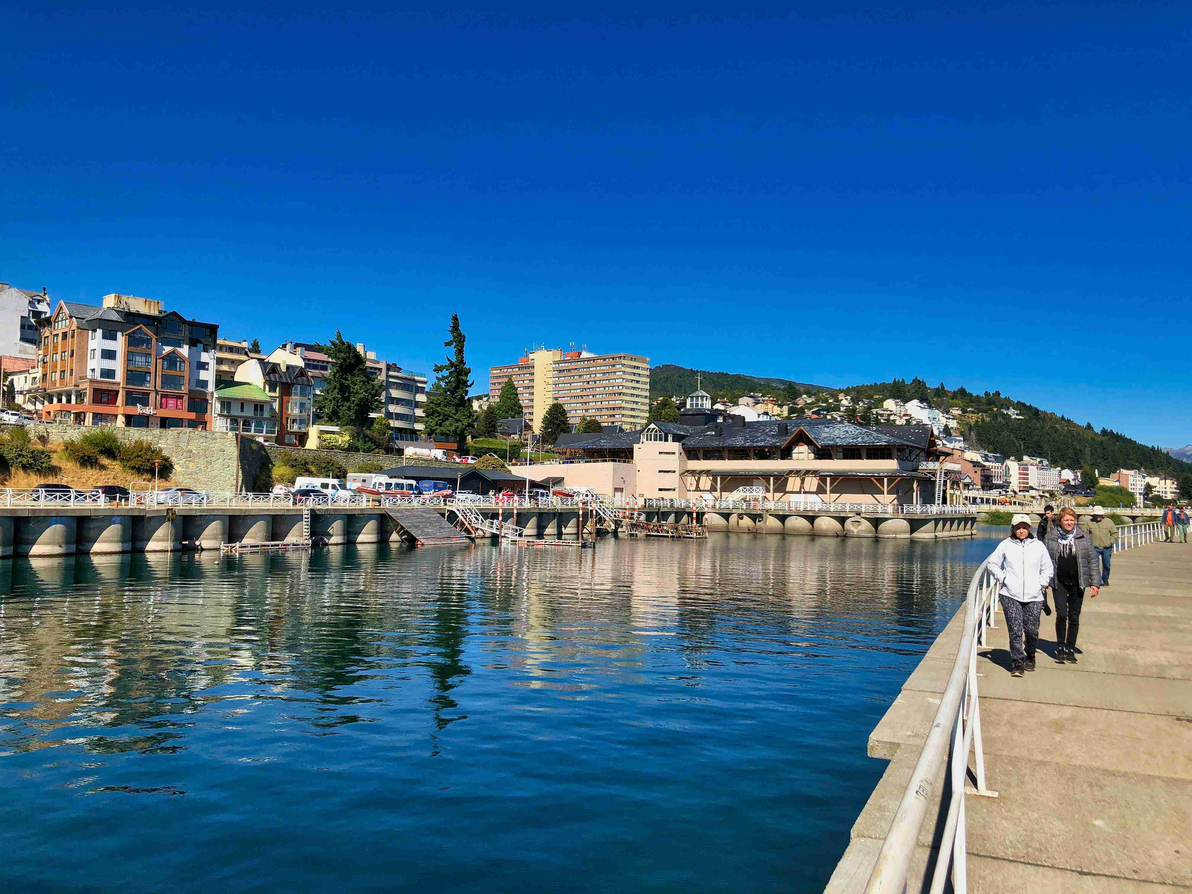 Tóparti sétány városképpel és hegyekkel