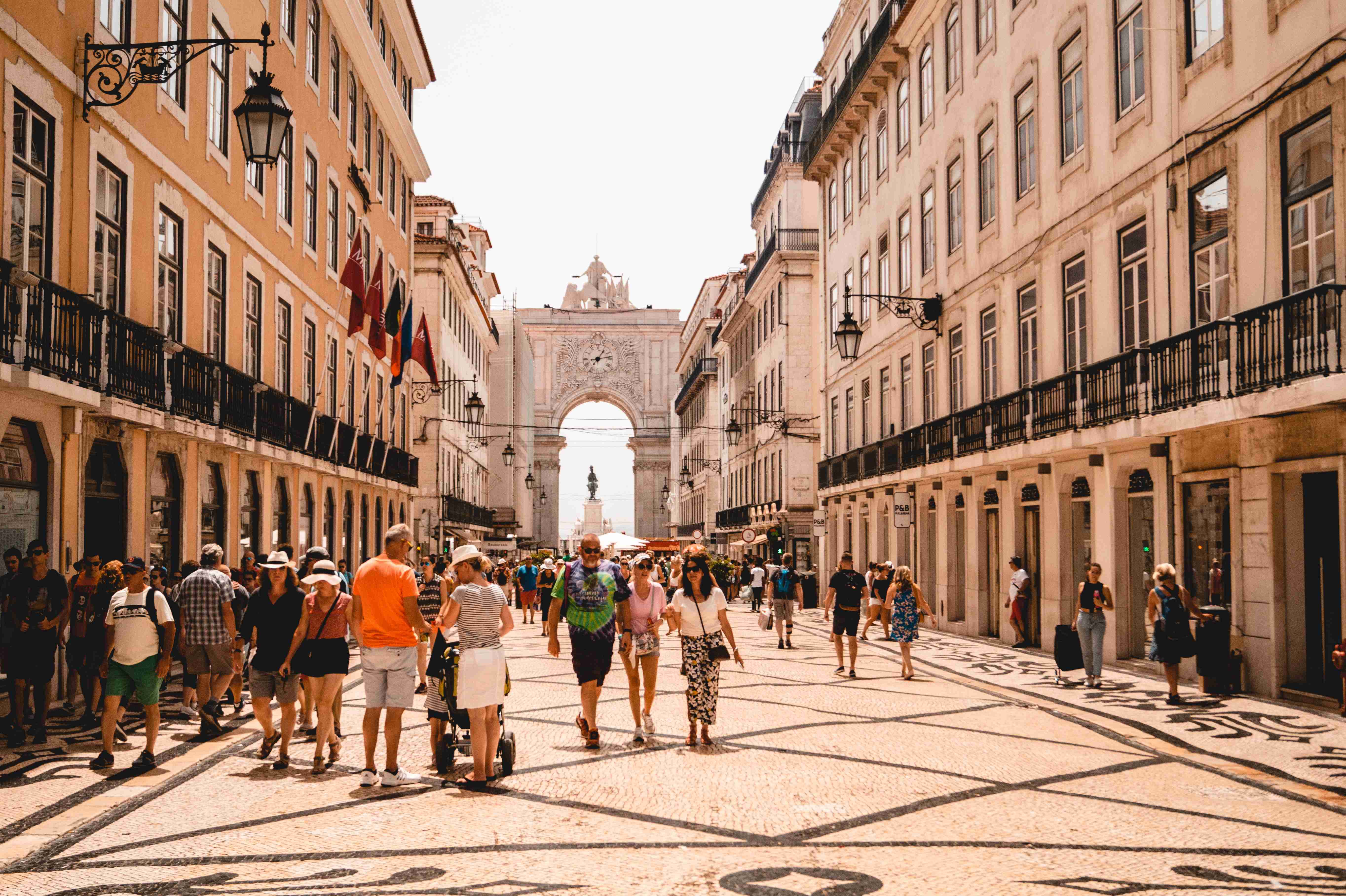 Rue de Lisbonne avec piétons, bâtiments historiques et monument en arc