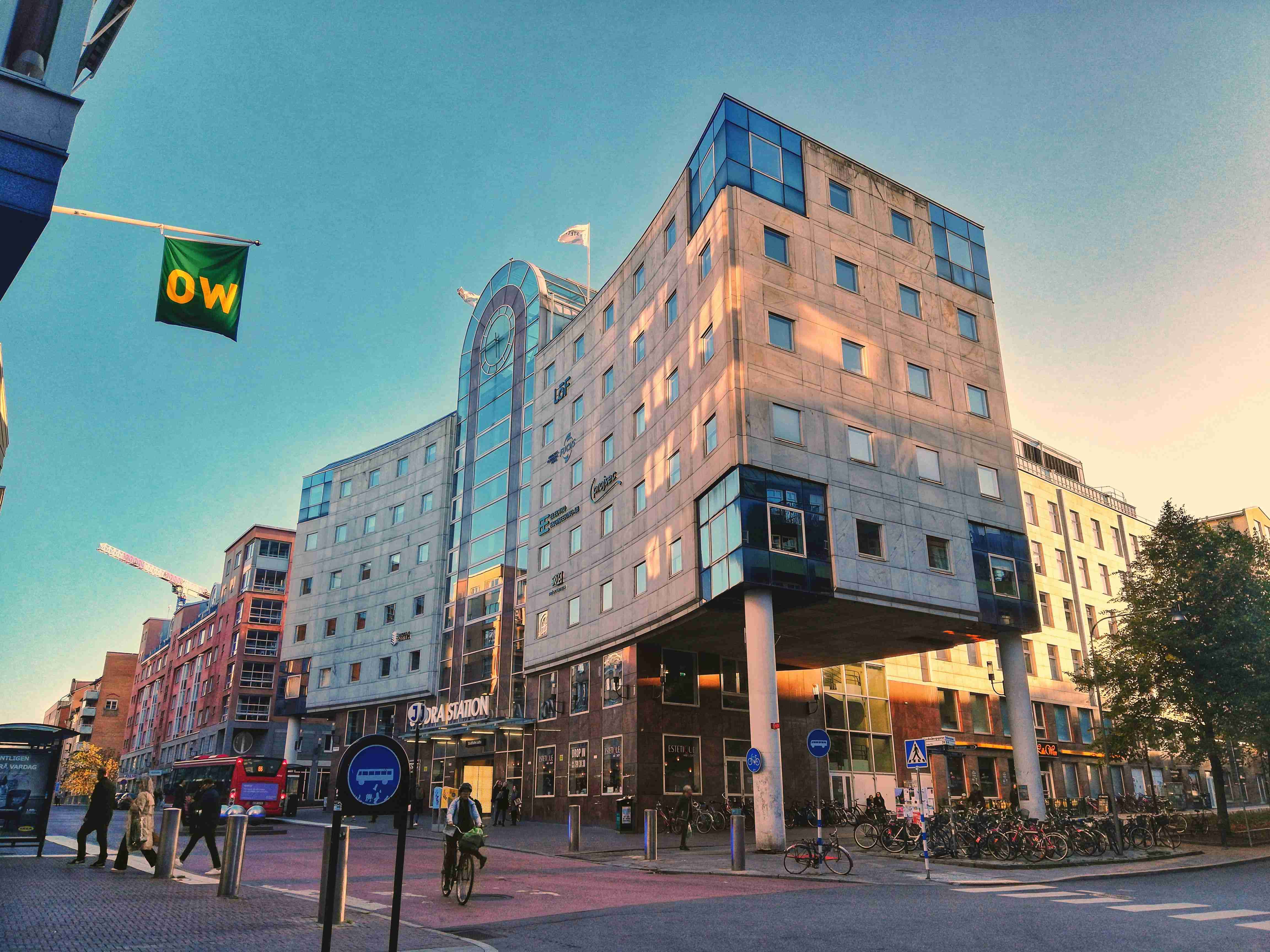 Модерна архитектура Градски уличен изглед по здрач