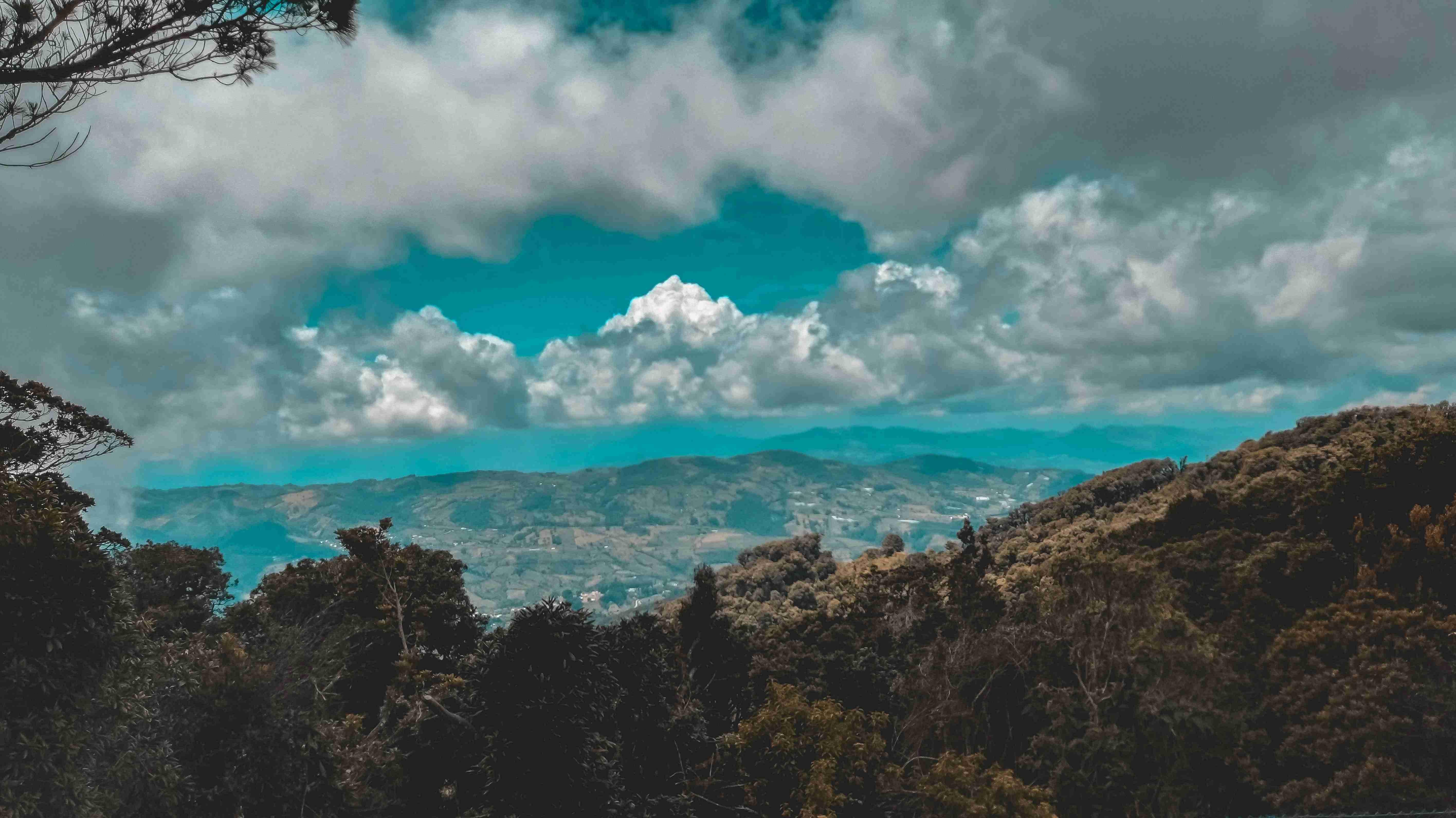 Moody Mountain Valley debesų peizažas