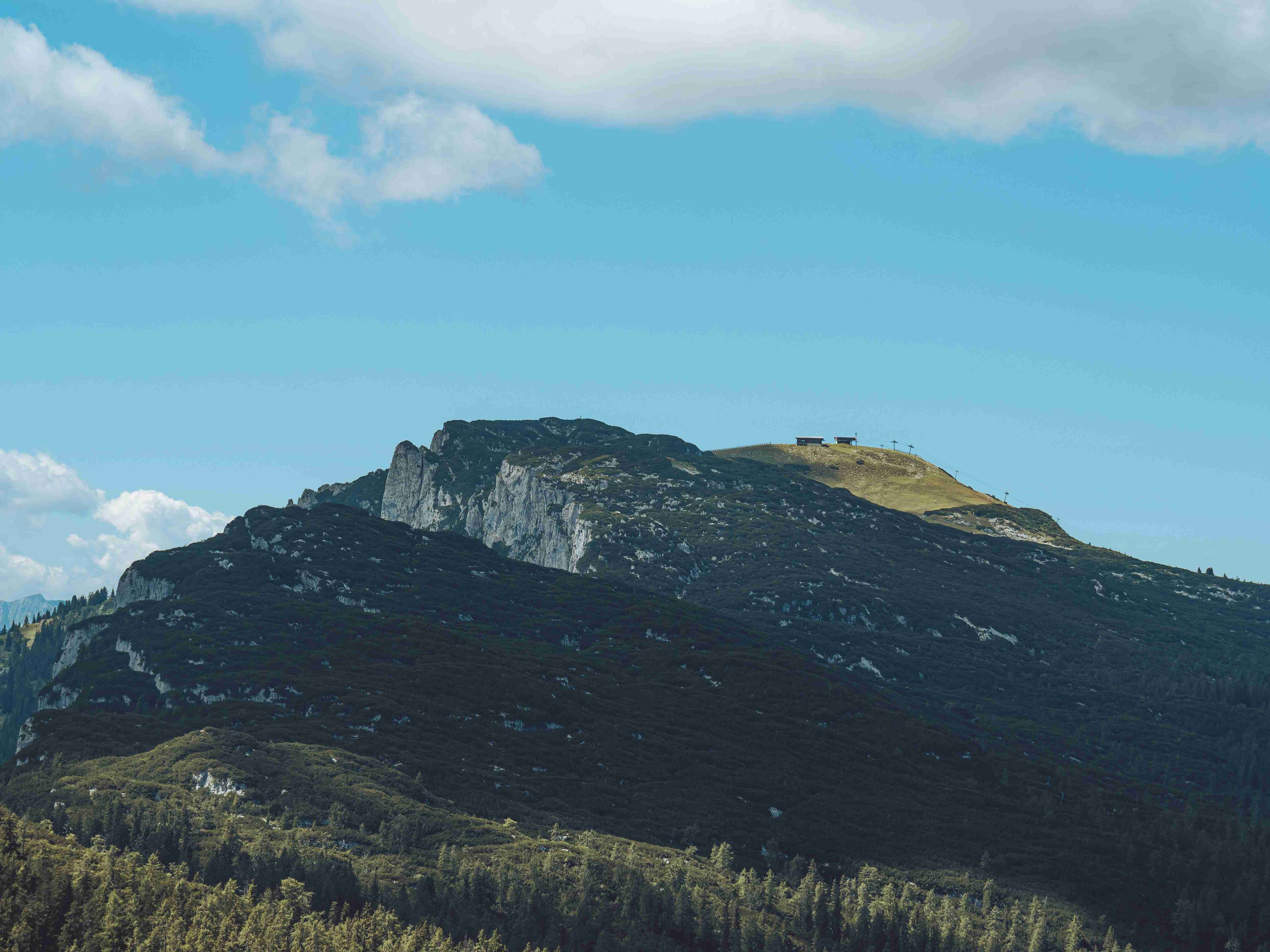 Horský hřeben s lesem a jasnou oblohou