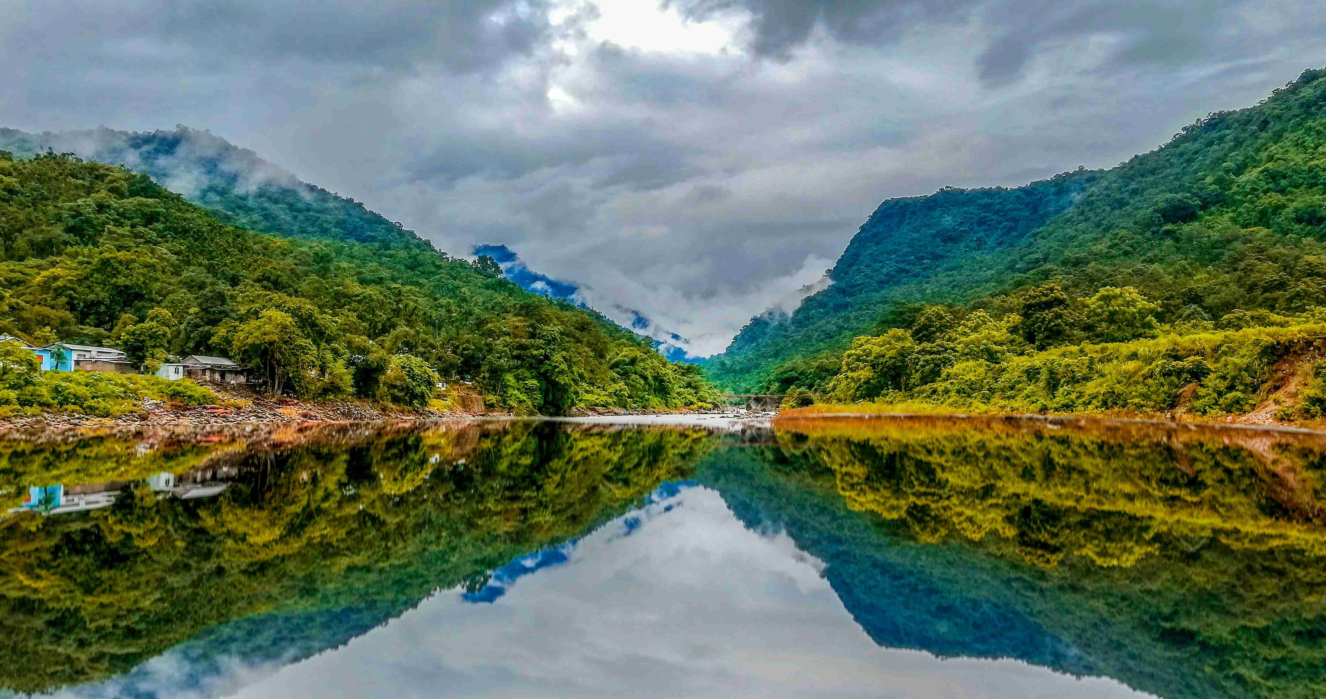 Horské údolí odrazy