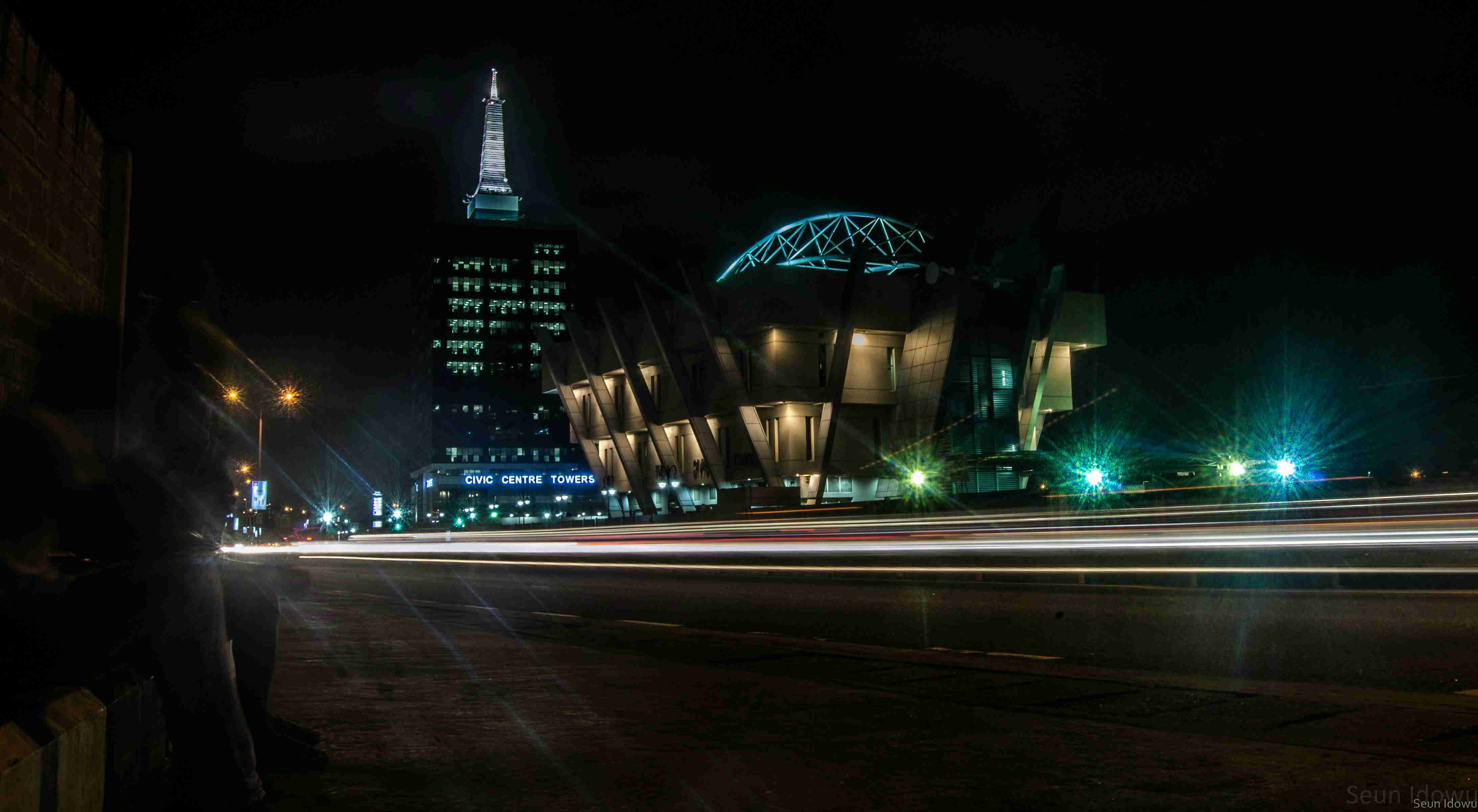 Peisaj urban de noapte cu centru civic și fire luminoase