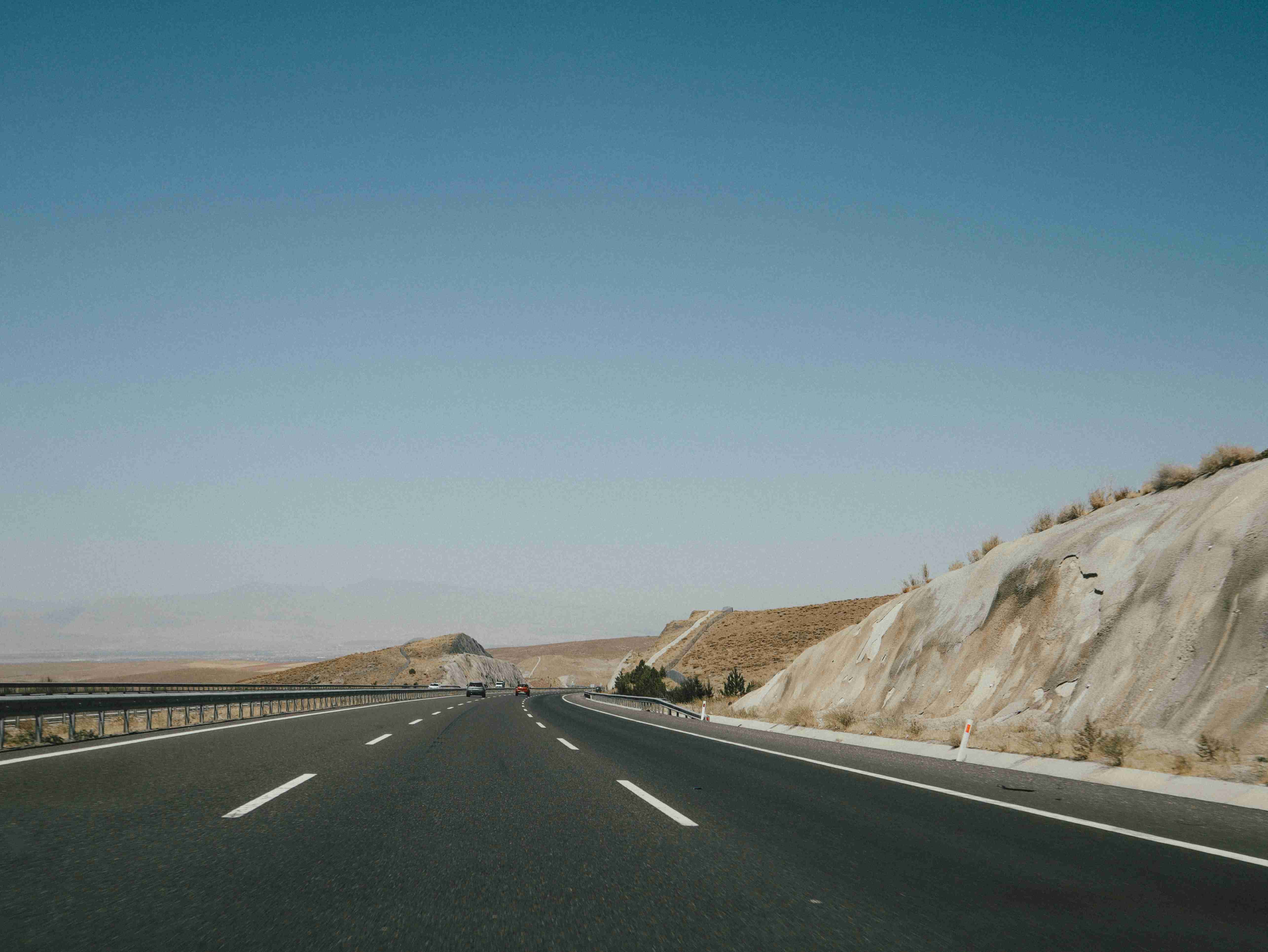 Nyitott autópálya száraz tájon keresztül