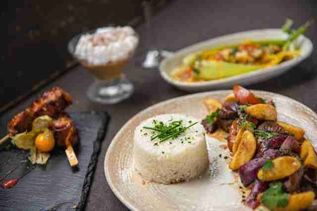 צלחת-לבנה-מצופה-עם-אוכל-ליד-קערת-אורז