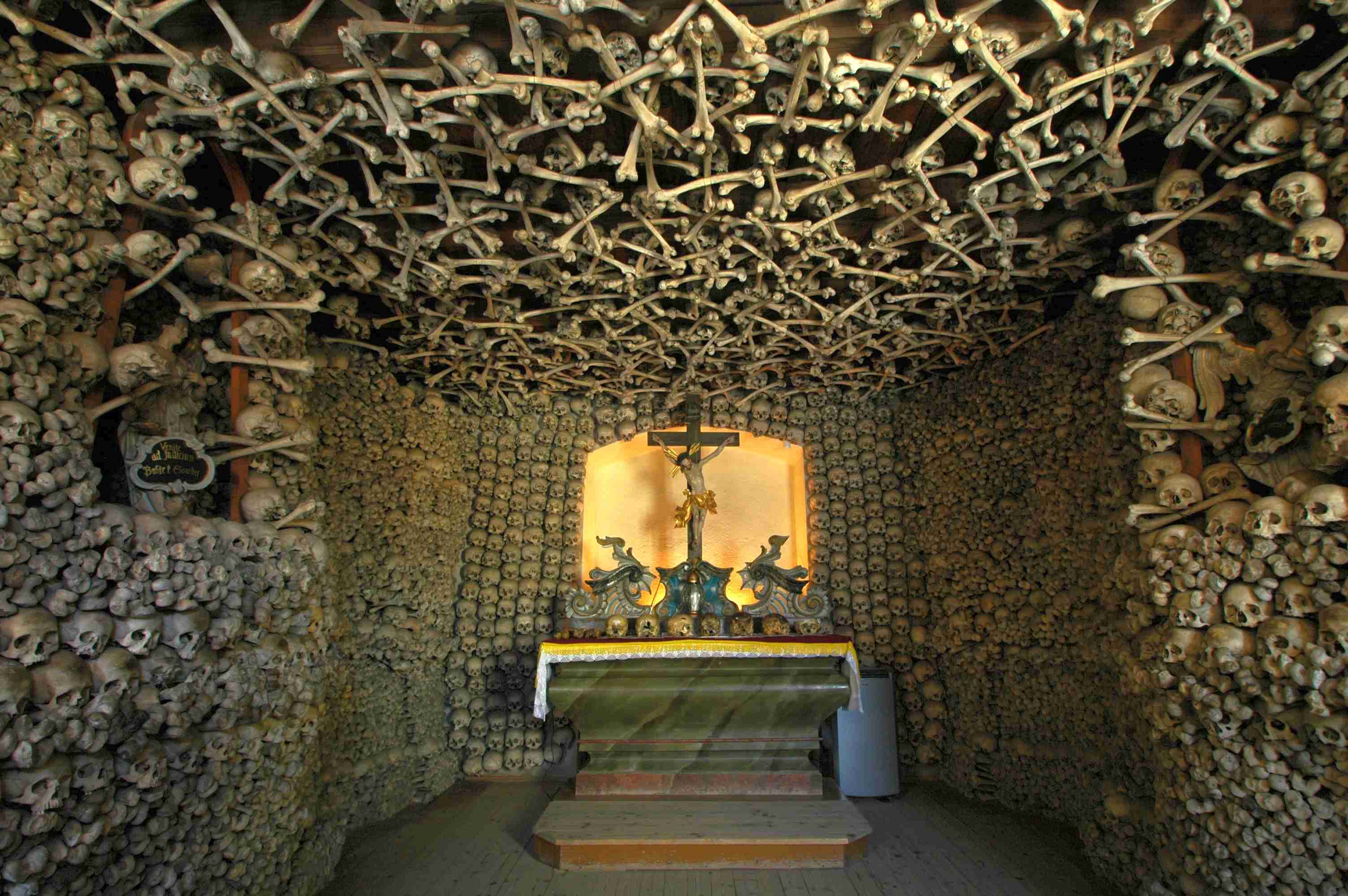 Polen_-_Czermna_-_Chapel_of_Skulls_-_interiør_06