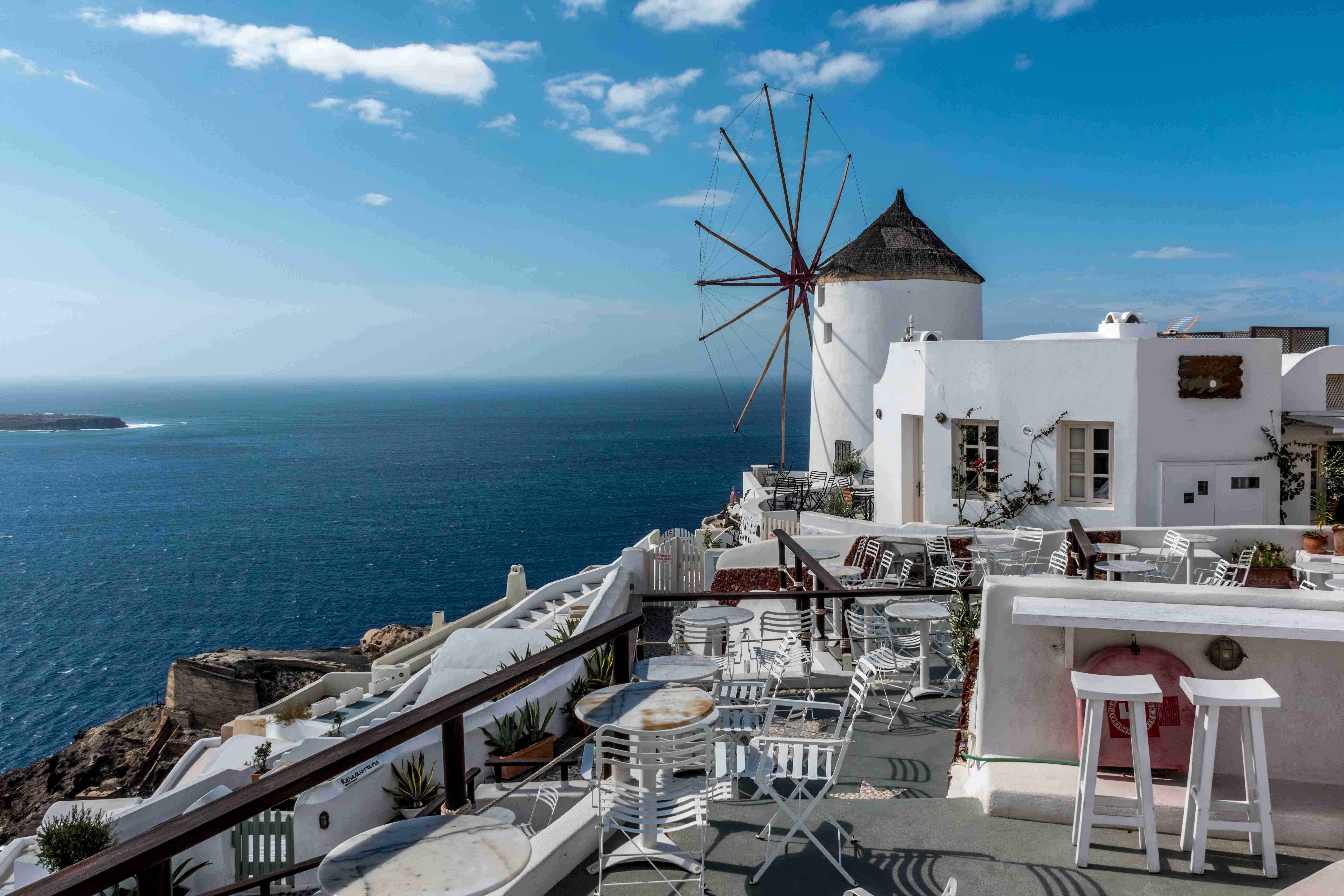 Cối xay gió Santorini Oia và cảnh biển