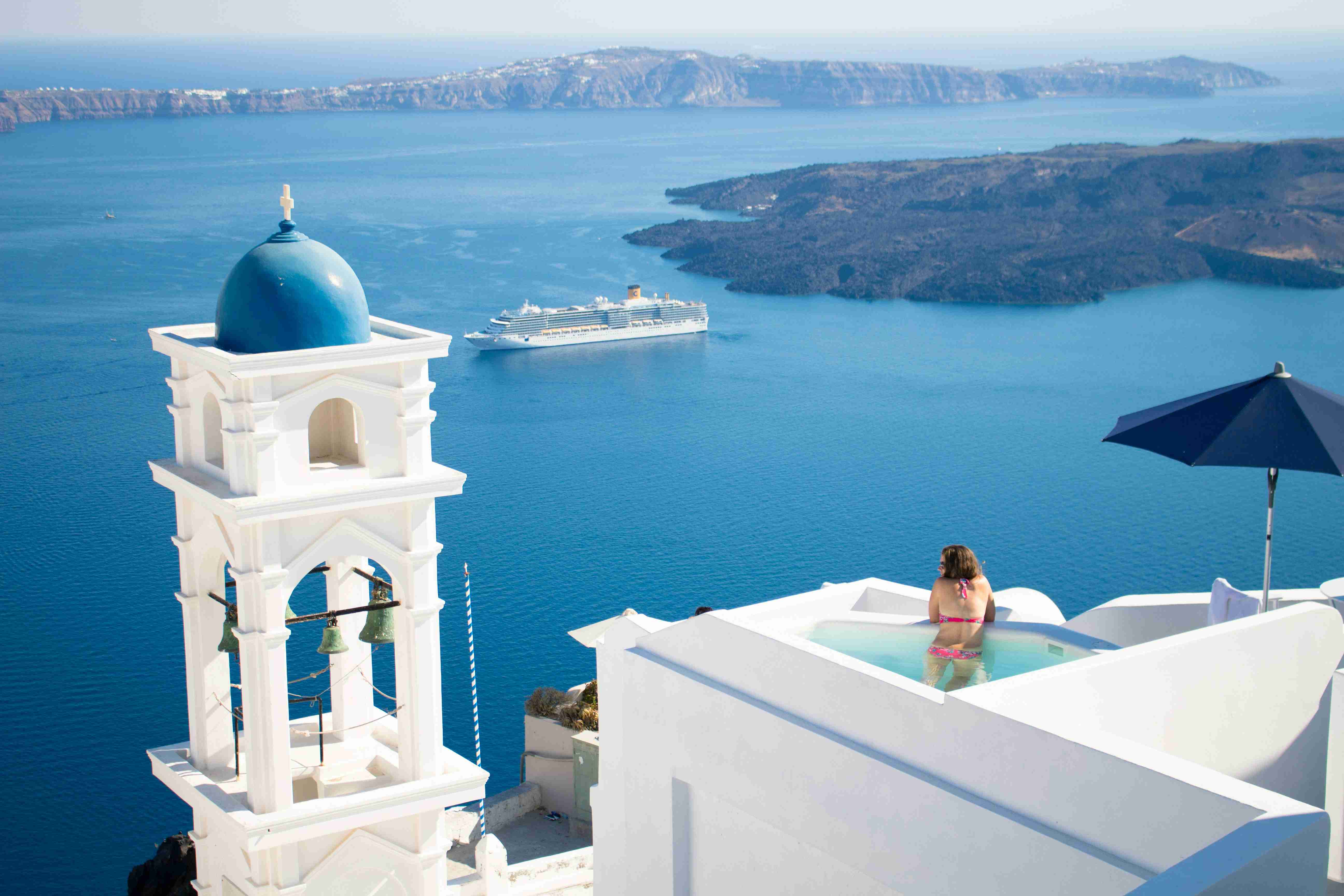 Tầm nhìn ra Santorini với Mái vòm xanh và Hồ bơi