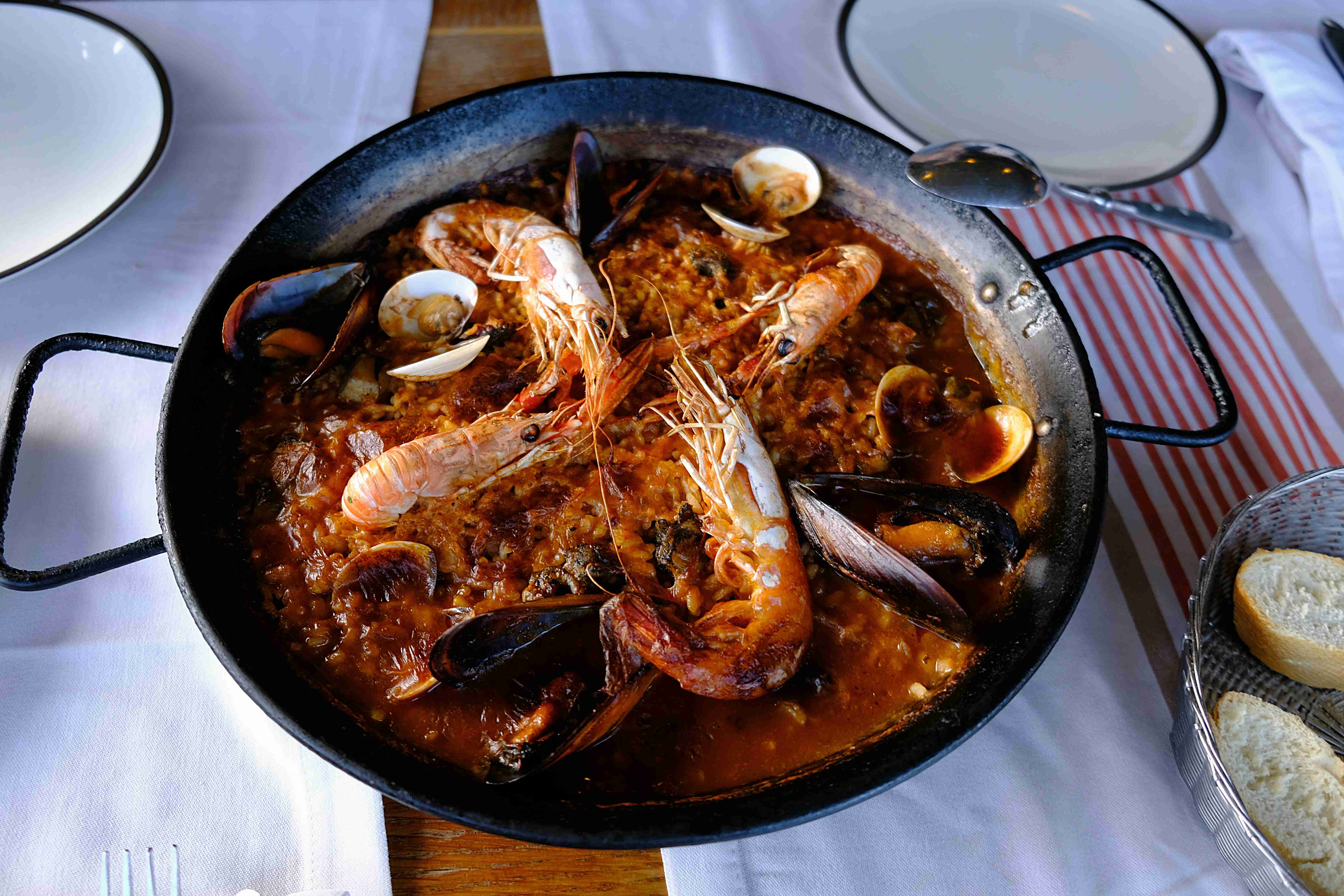 Makanan Laut Paella di Pan