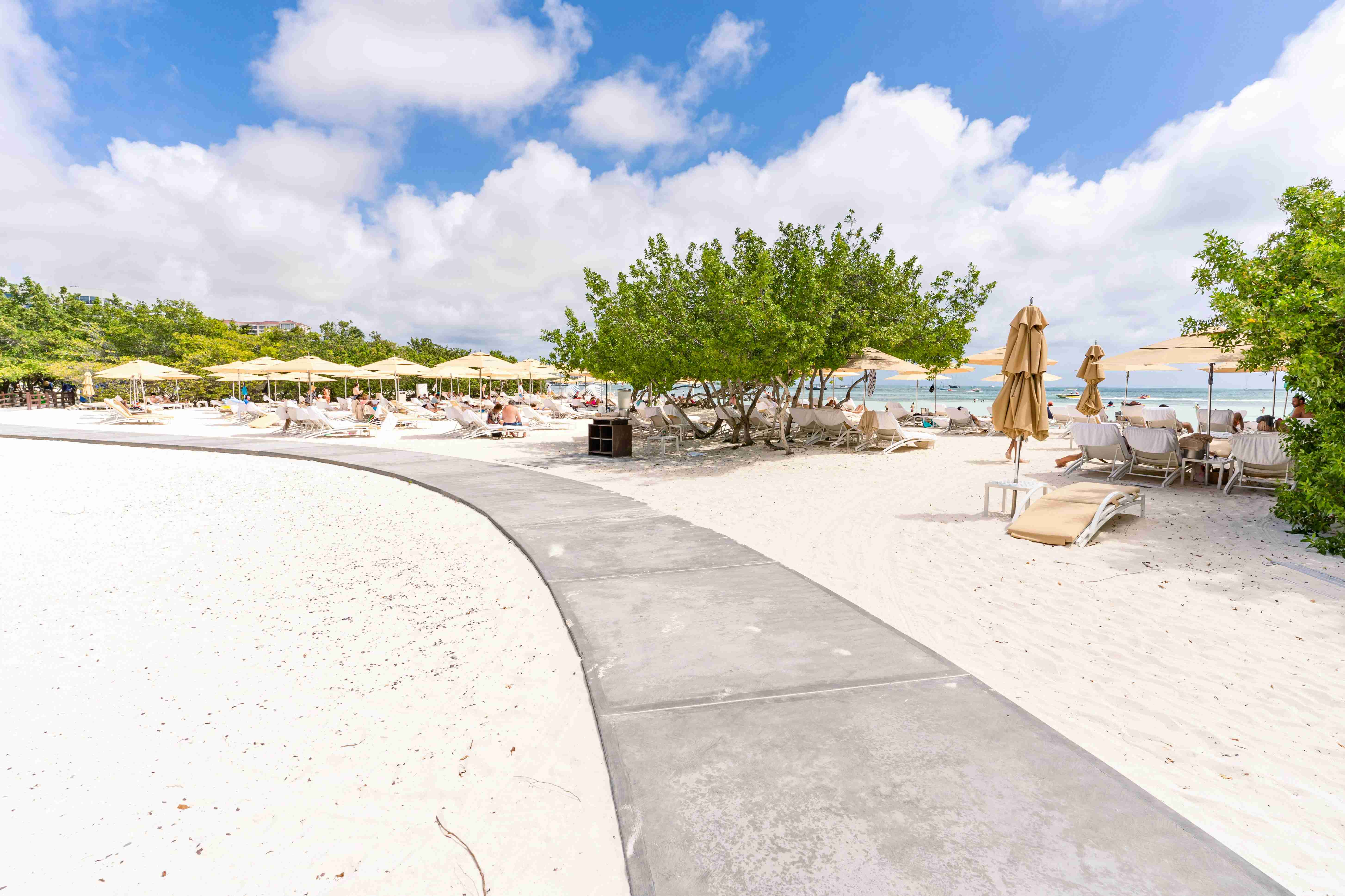 Serene Beach Resort nappali