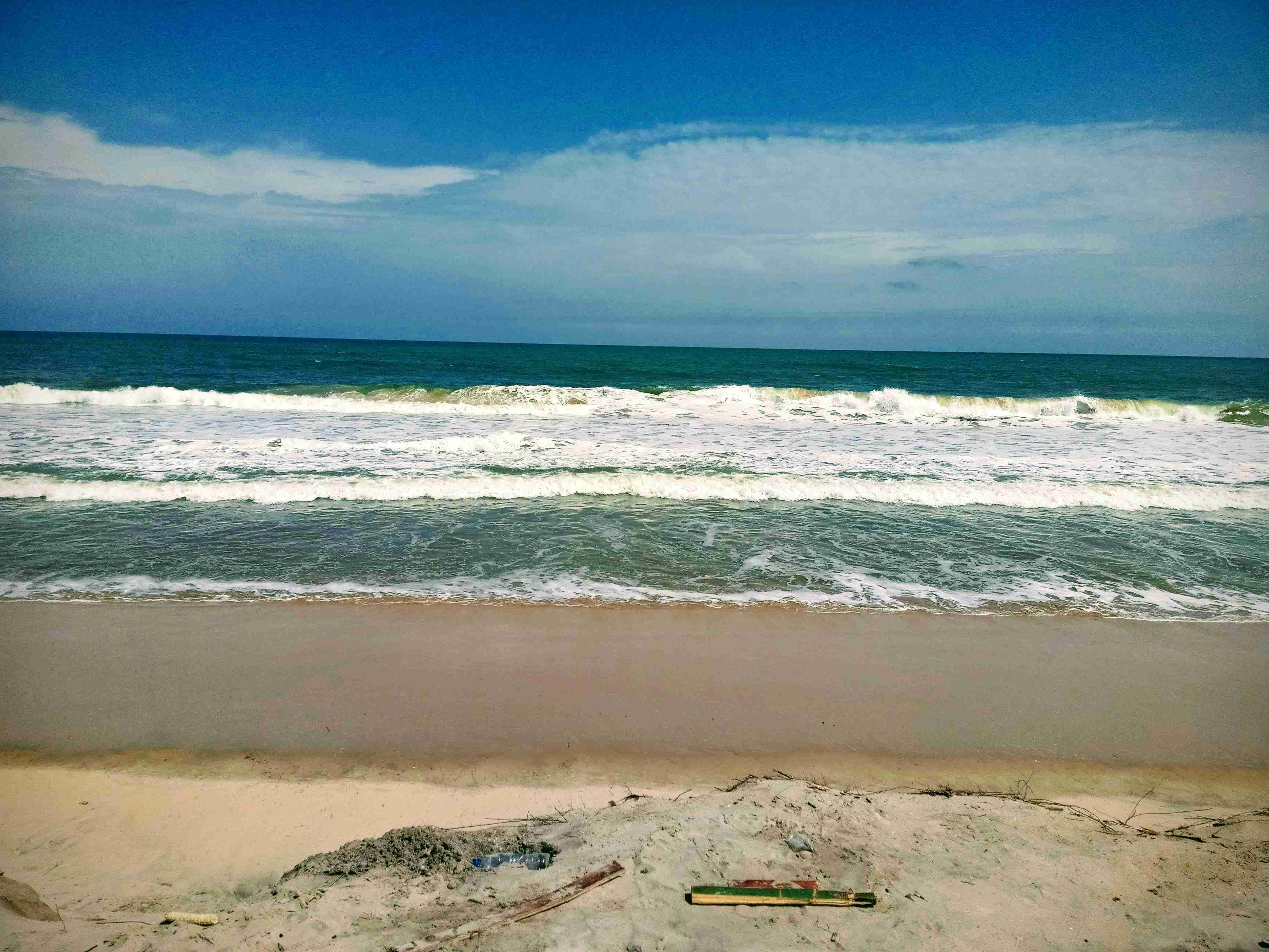 Praia serena com ondas suaves