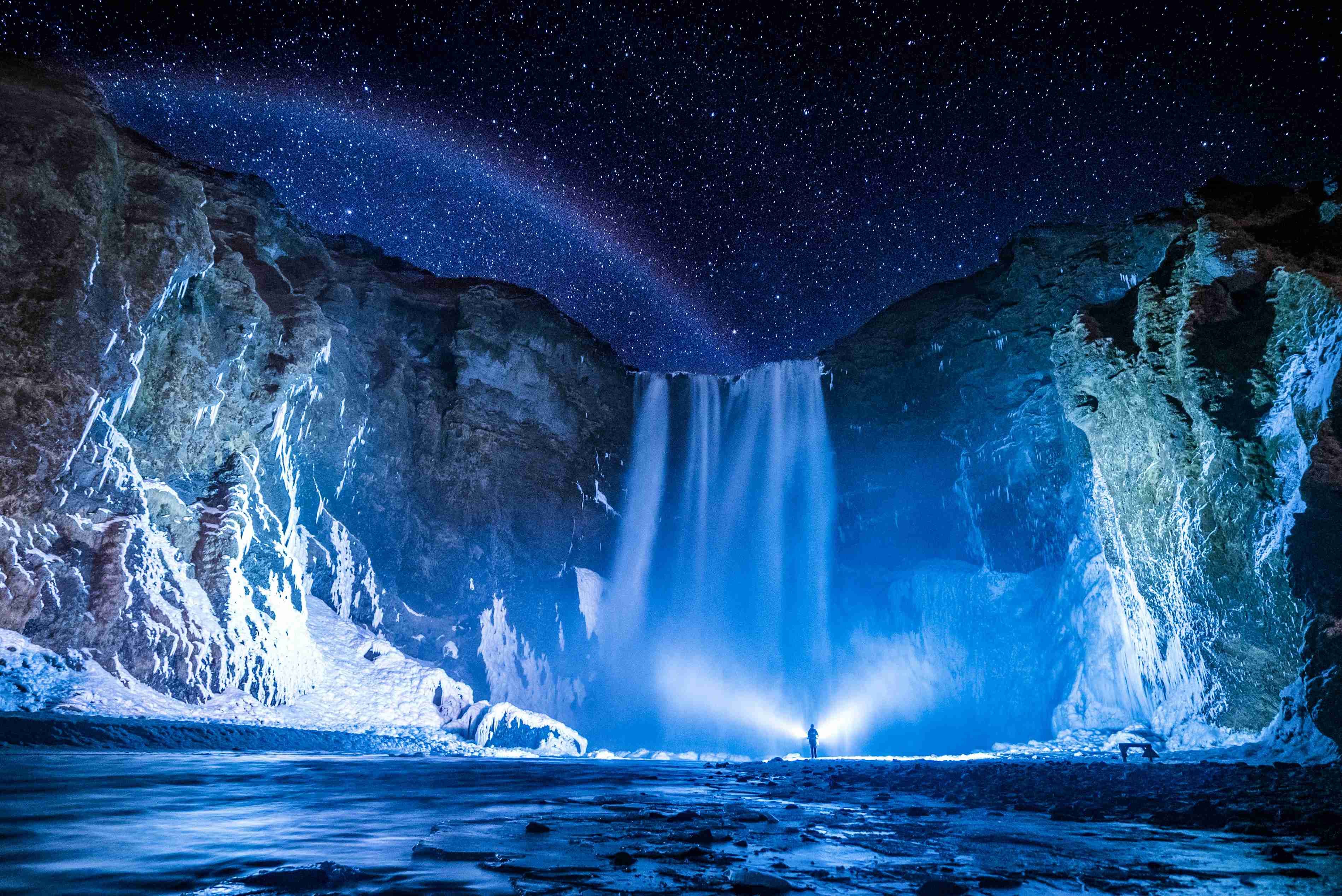 Notte stellata sulla cascata innevata con Explorer