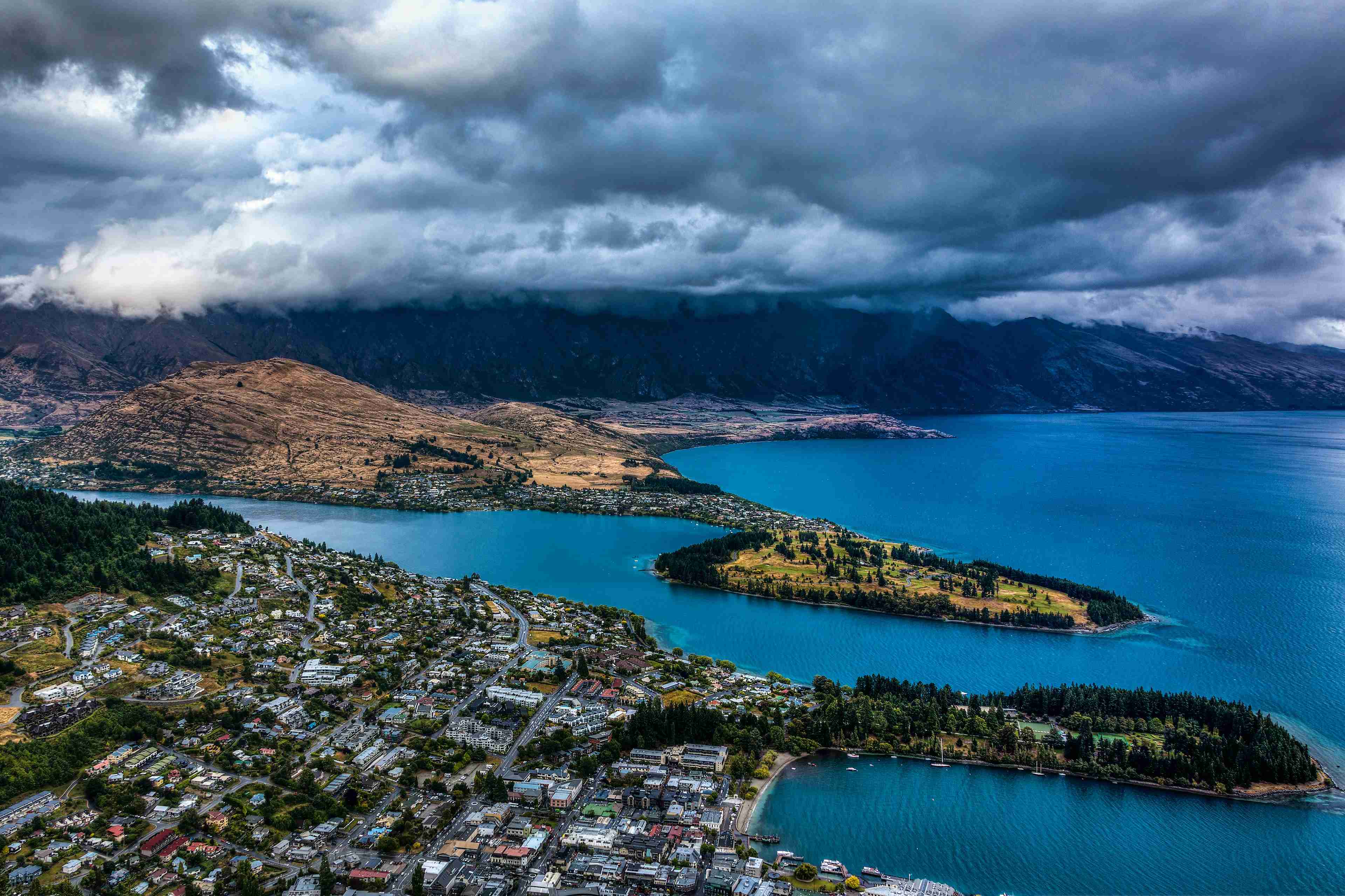 Viharos égbolt a Wakatipu-tó és Queenstown felett