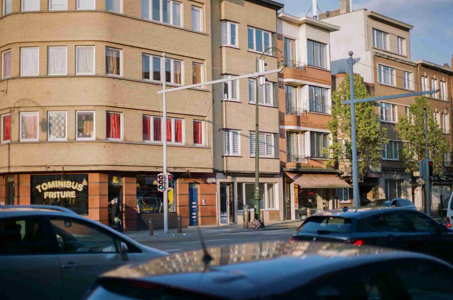 Sudut Jalan dengan Lampu Isyarat dan Bangunan Belgium