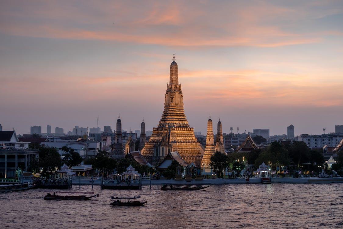 Sunset_view_of_Wat_Arun_Temple_in_Bangkok