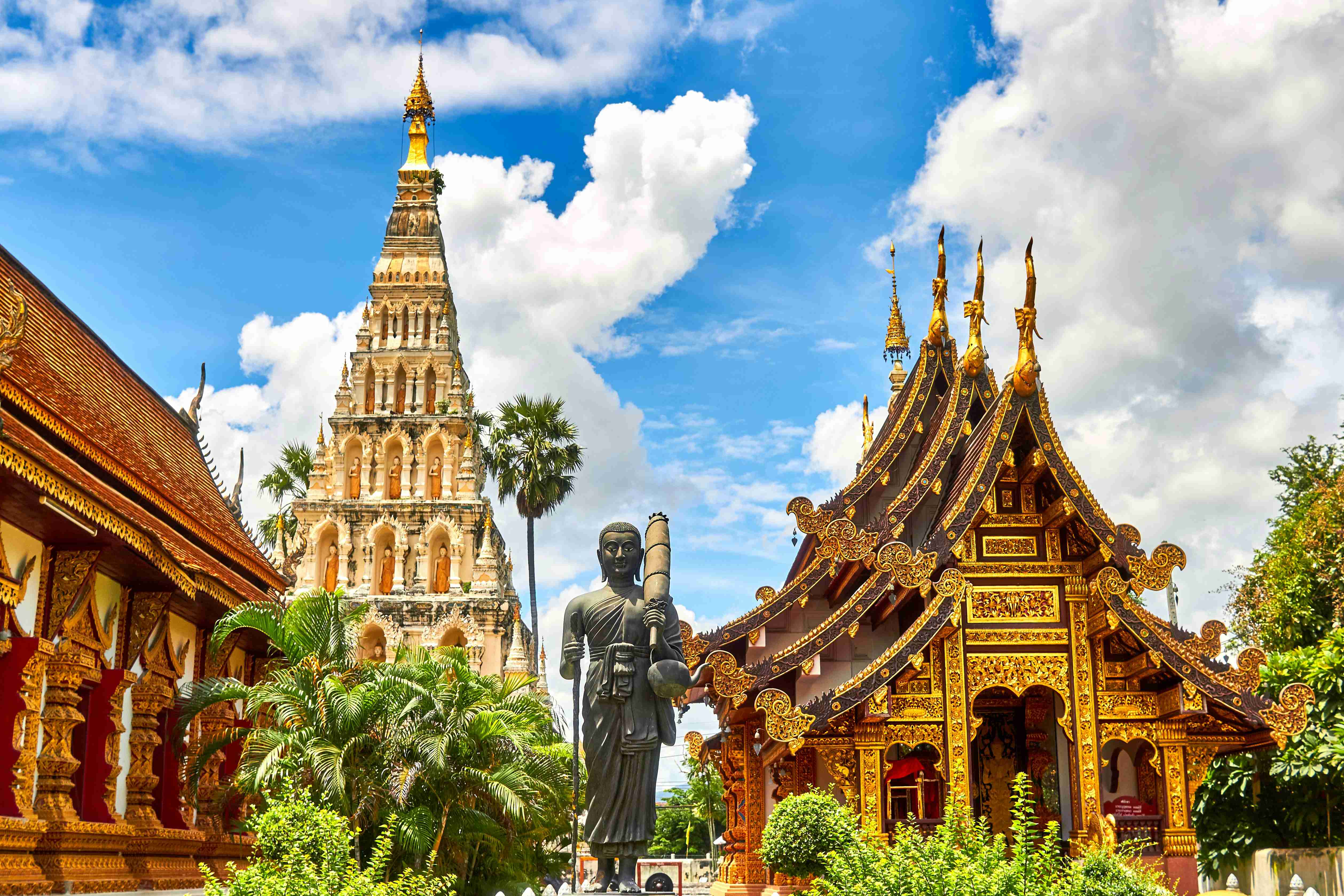 Thai_Temple_and_Stupa_Under_Blue_Sky