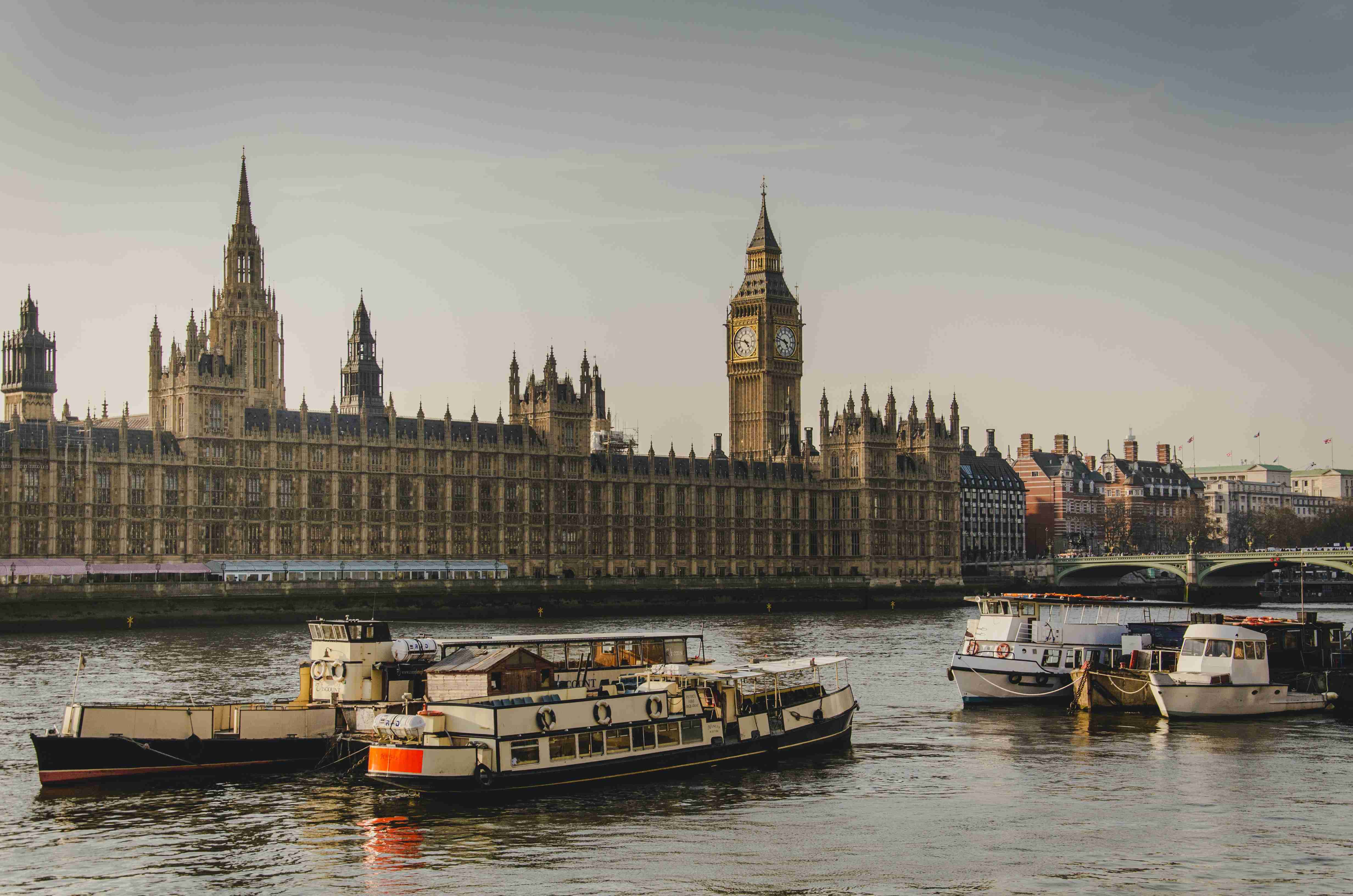 Thames_Riverwith View of Big Ben and Houses of Parliament