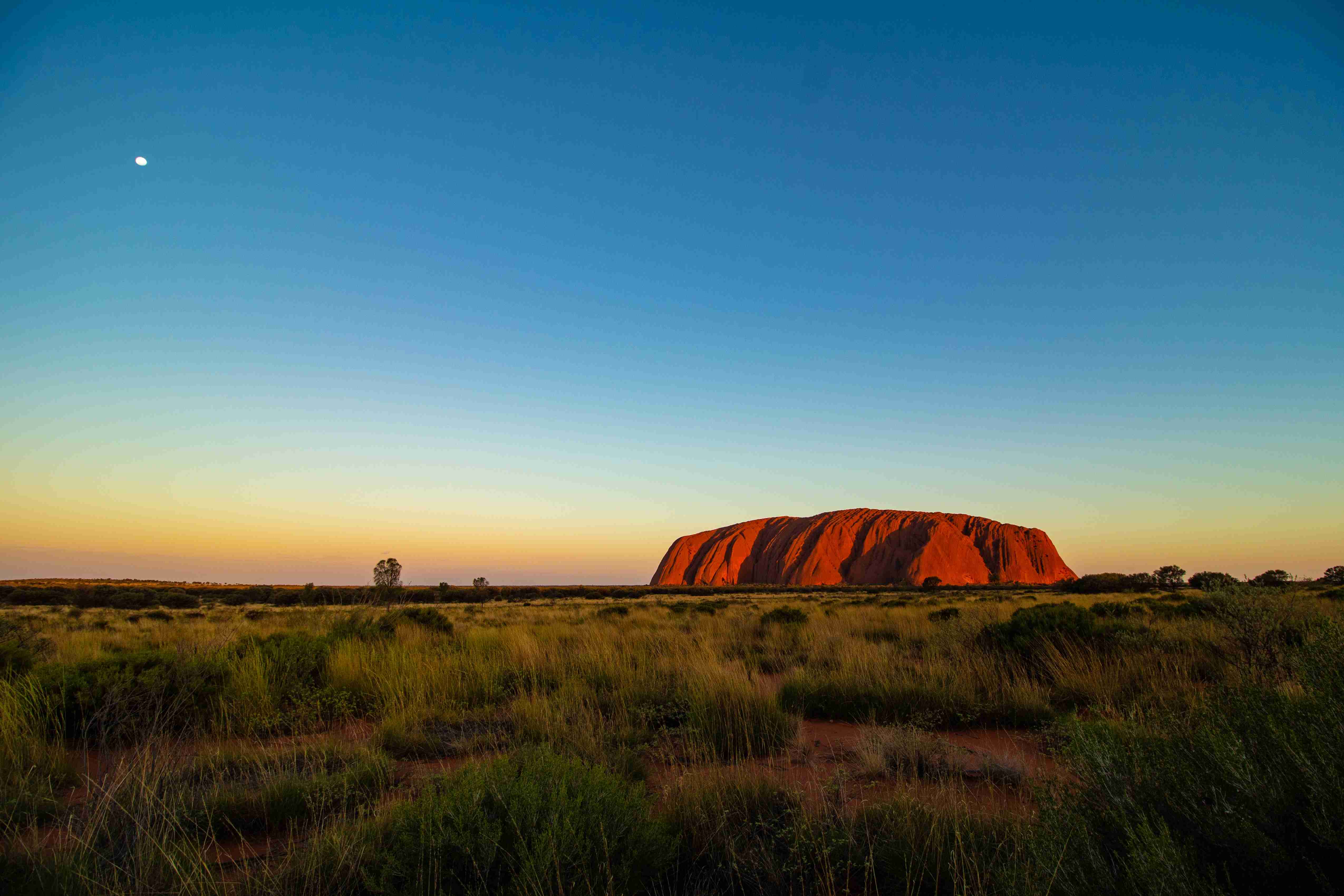 Uluru Ayers Rock al tramonto con il sorgere della luna