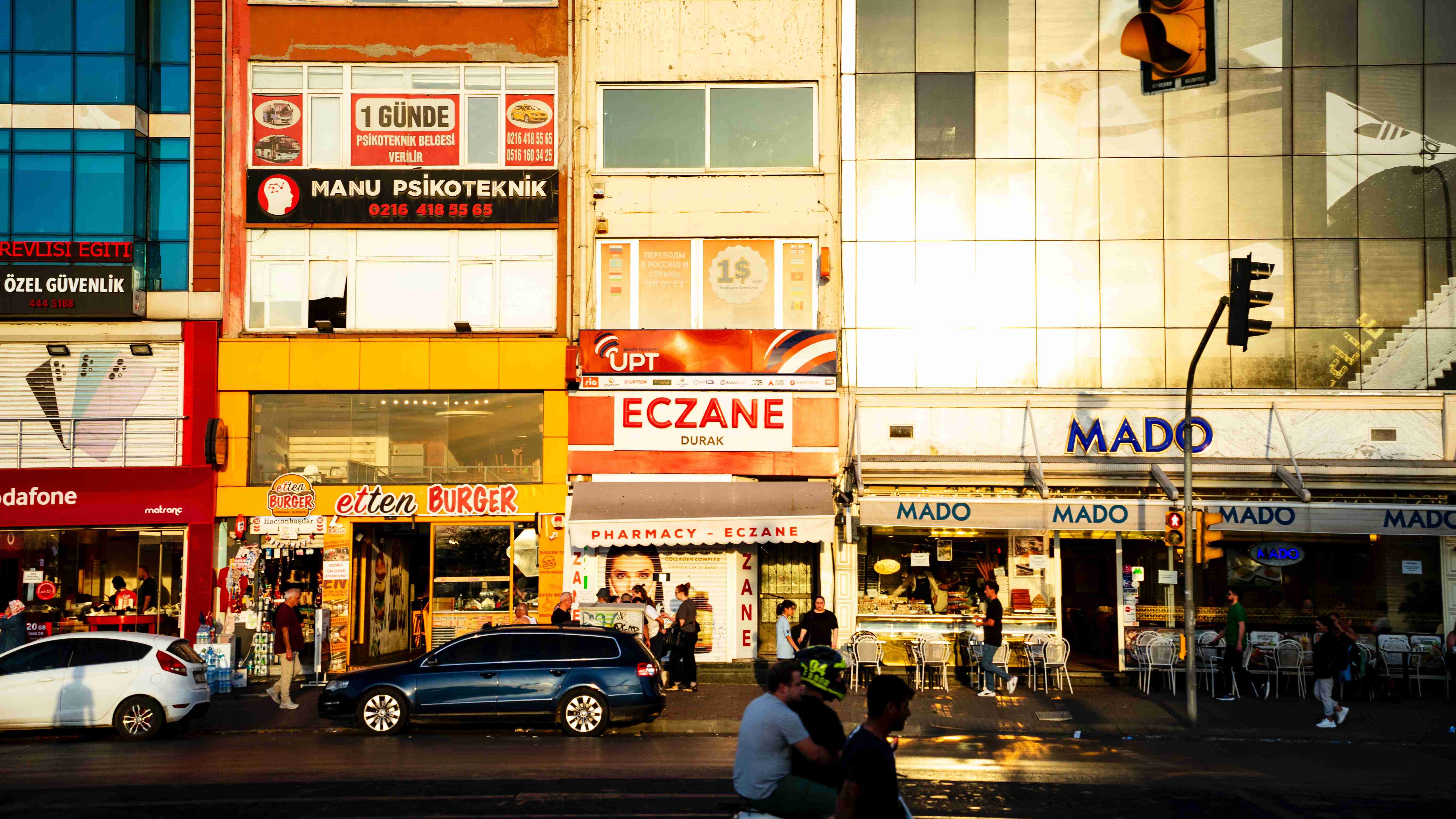 סצנת רחוב עירונית עם חנויות והולכי רגל בשקיעה