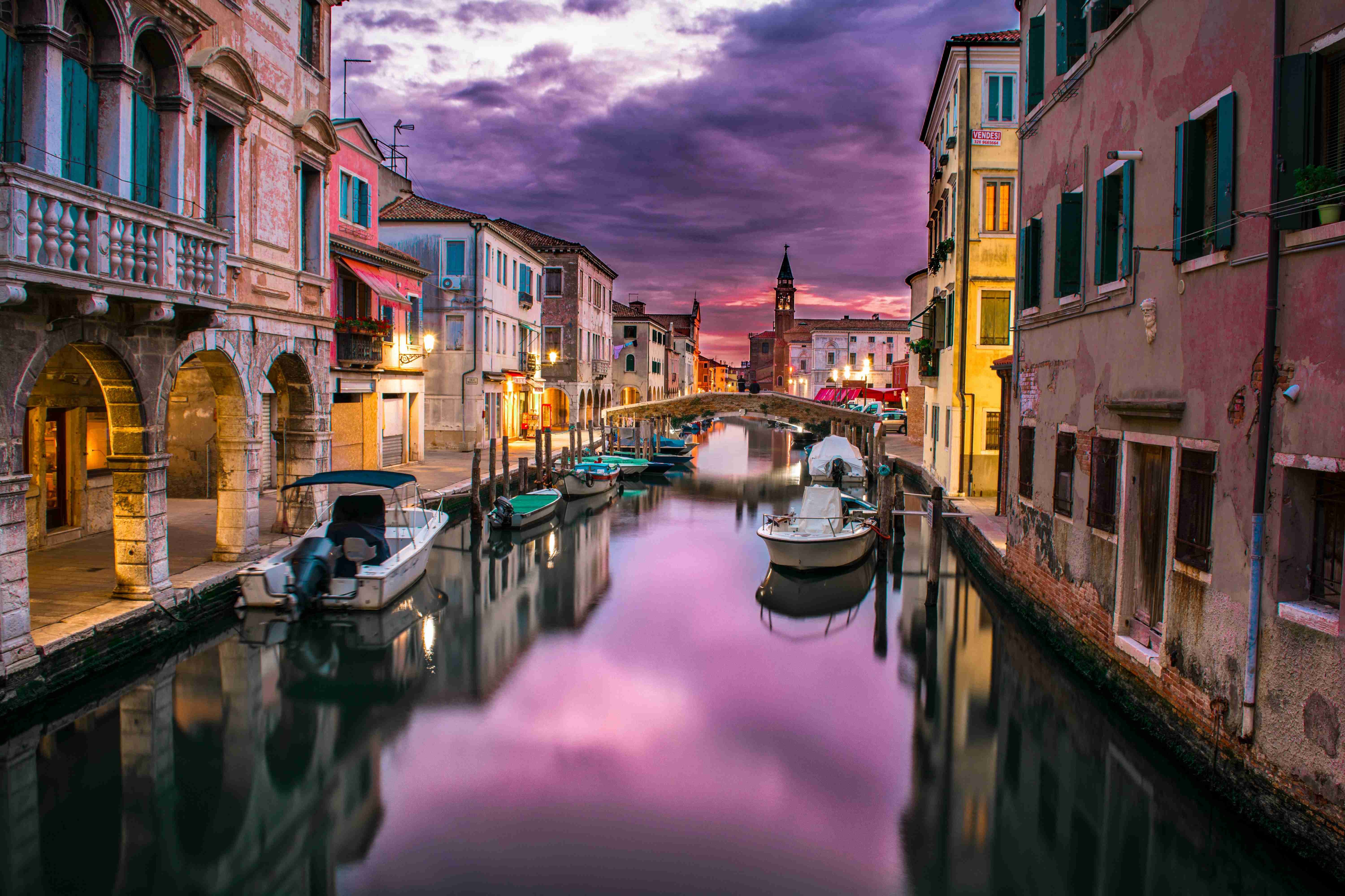 Kanal in Venedig in der Abenddämmerung