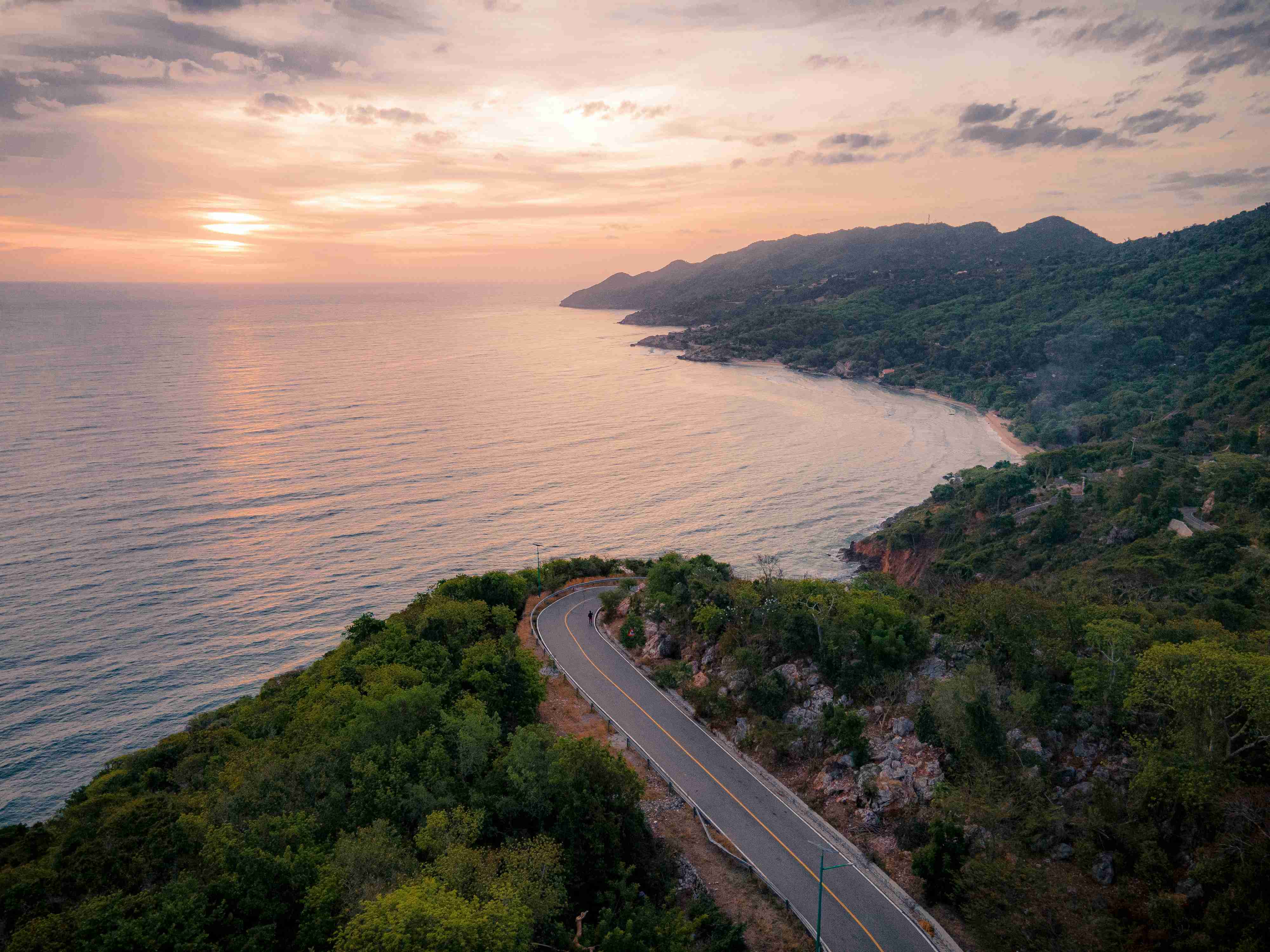una strada accanto a un corpo d'acqua