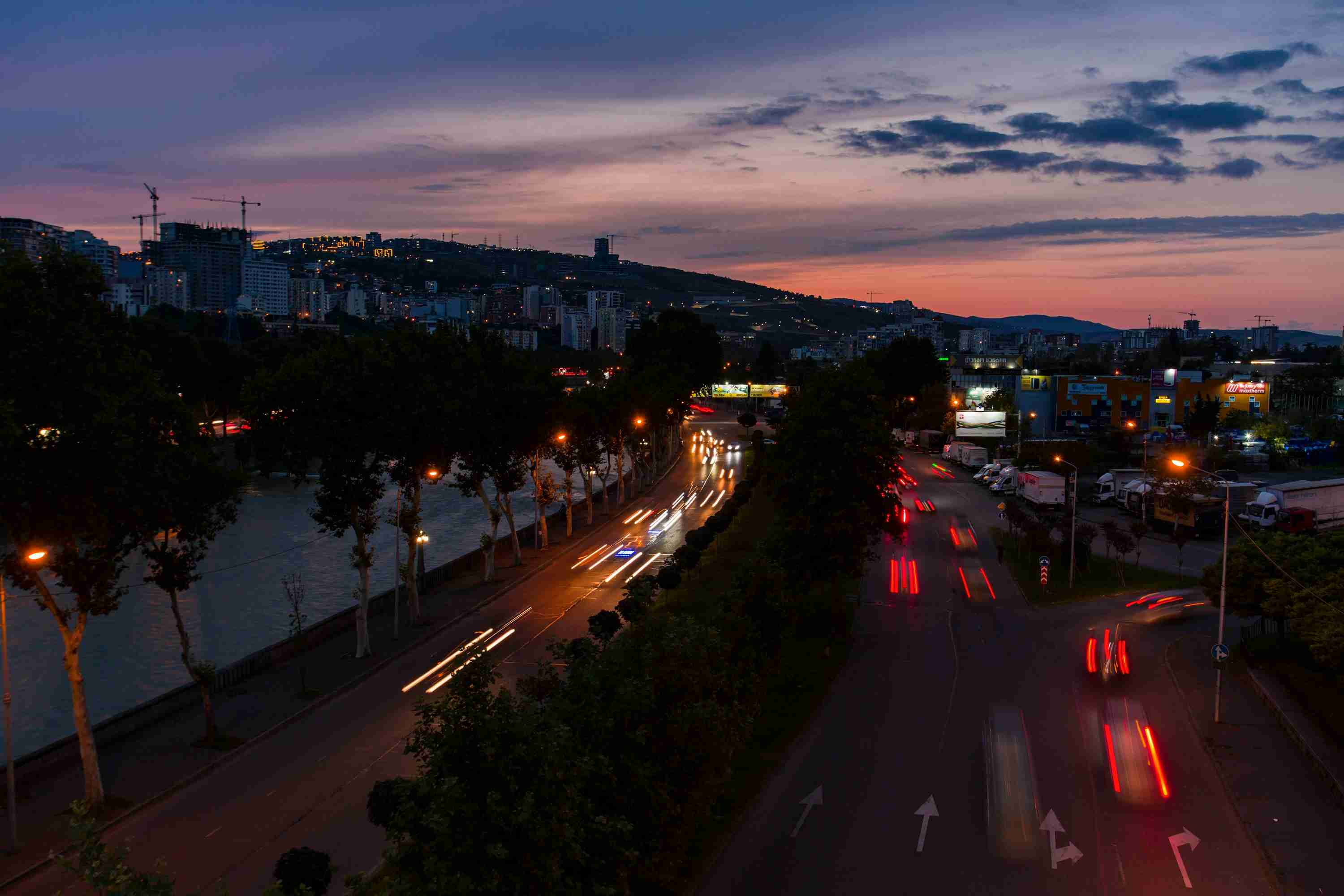 संध्या के समय एक शहर की सड़क का दृश्य