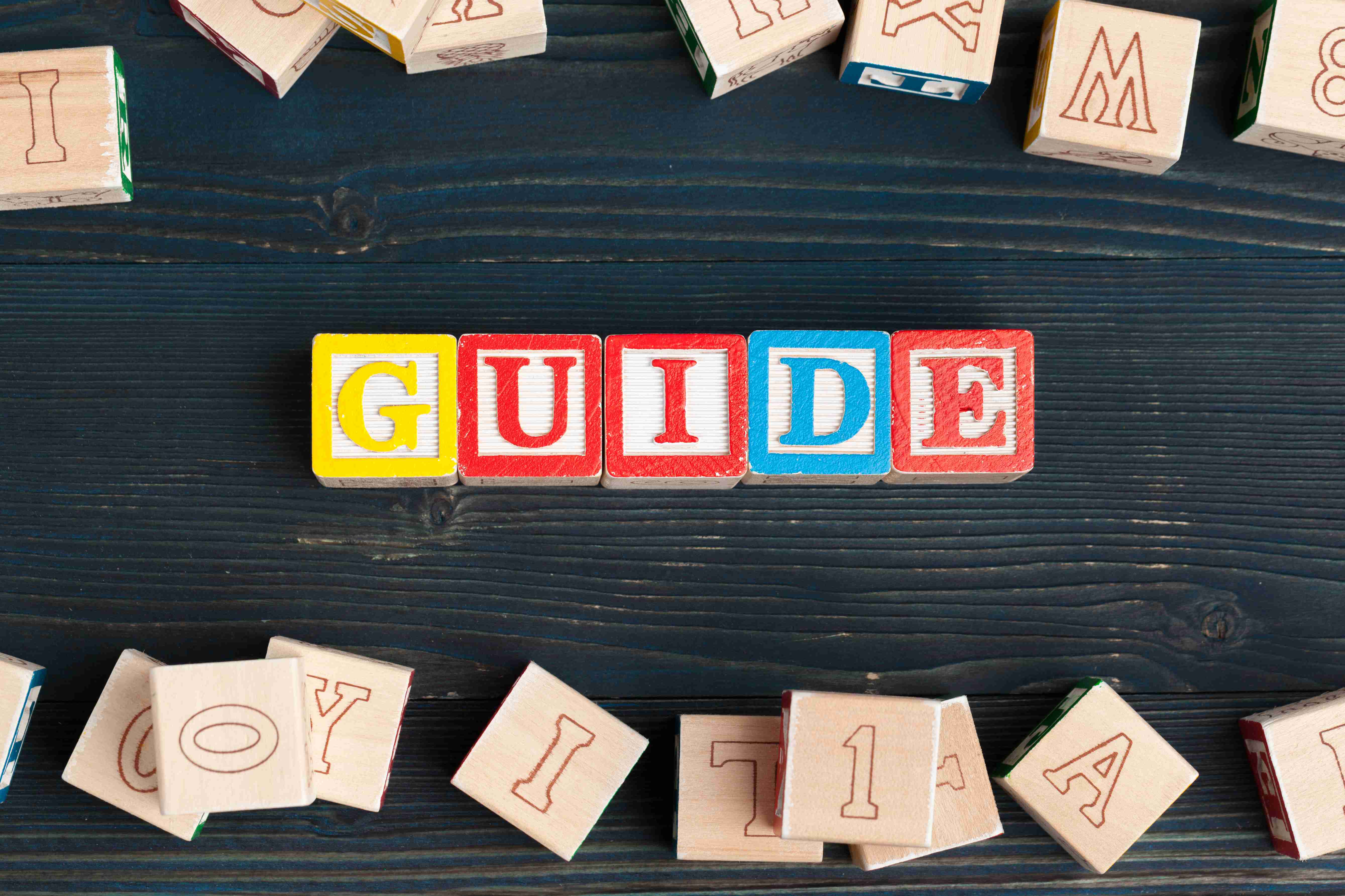 Blocuri alfabetice ABC pe masă de lemn