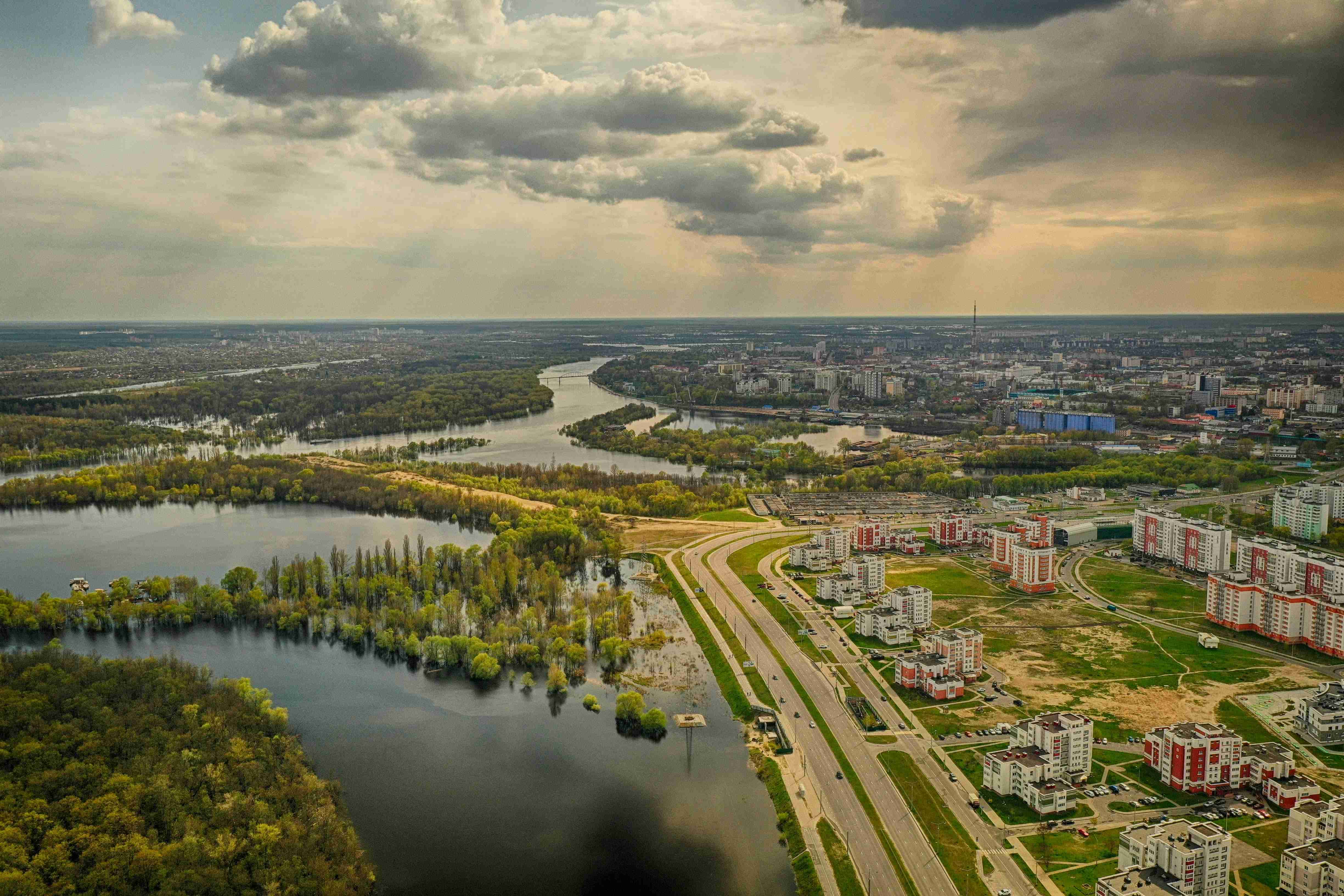 місто з річкою, що протікає через нього