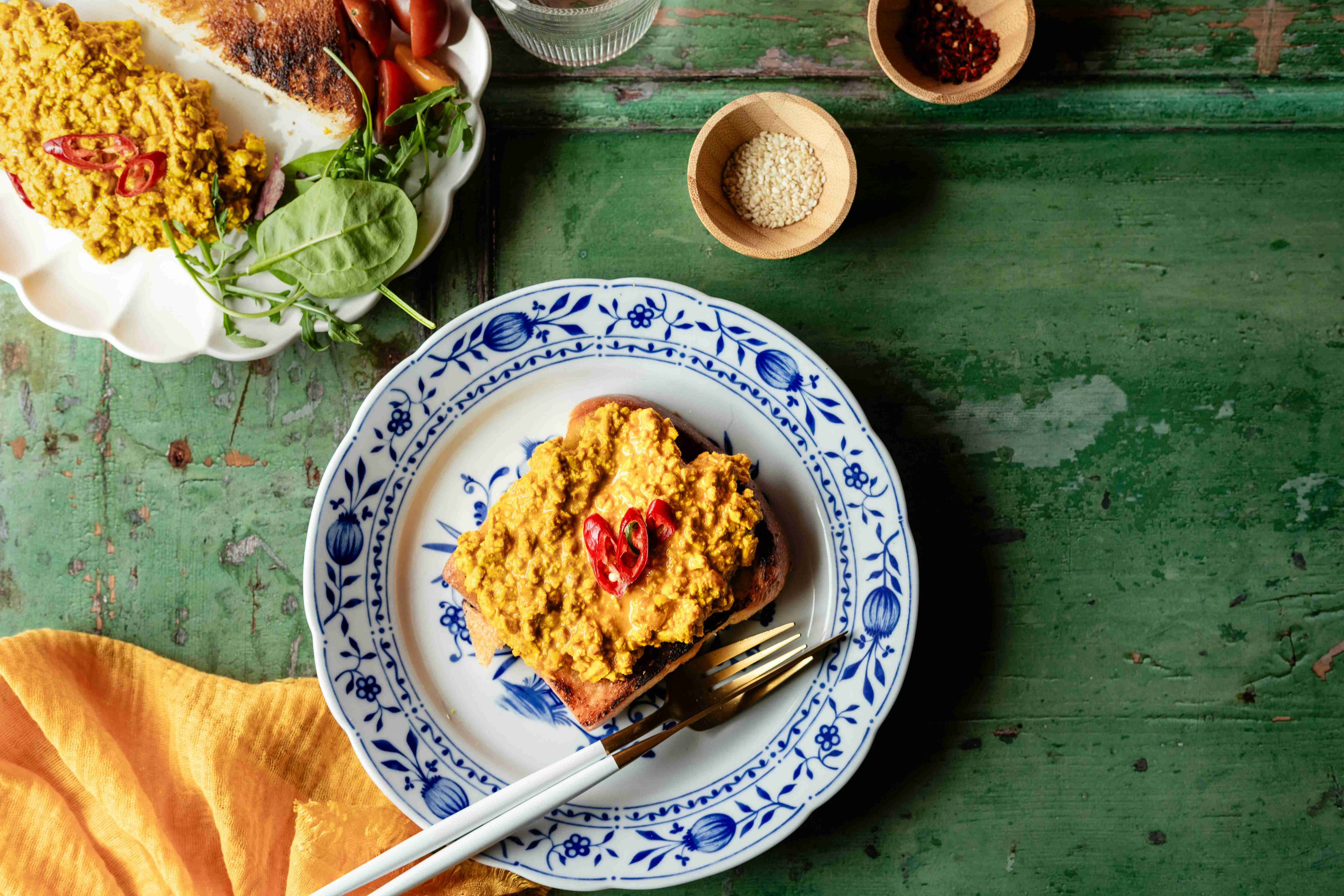 en tallerken-mad-på-et-grønt-bord