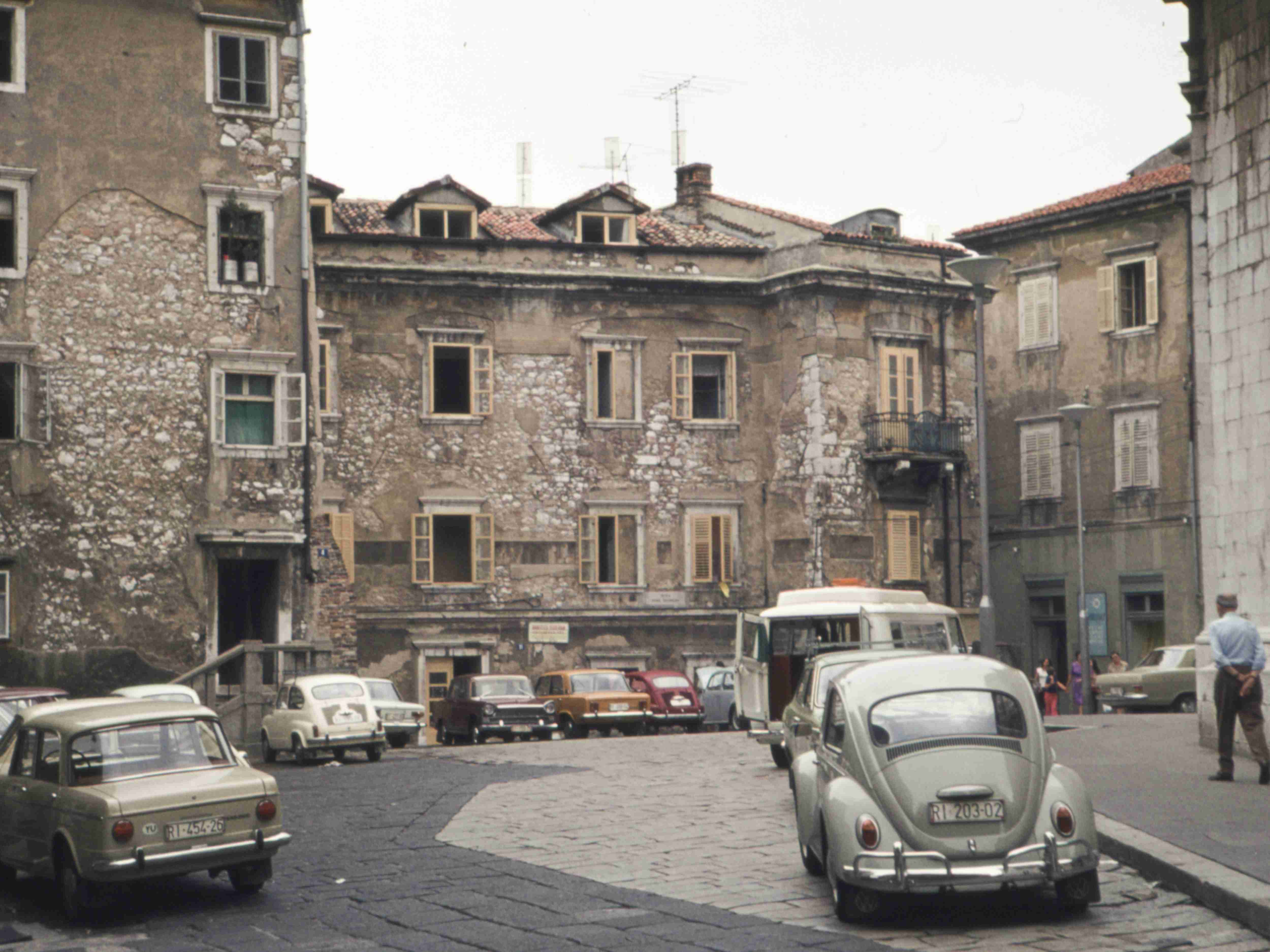 거리 옆에 주차된 오래된 자동차들