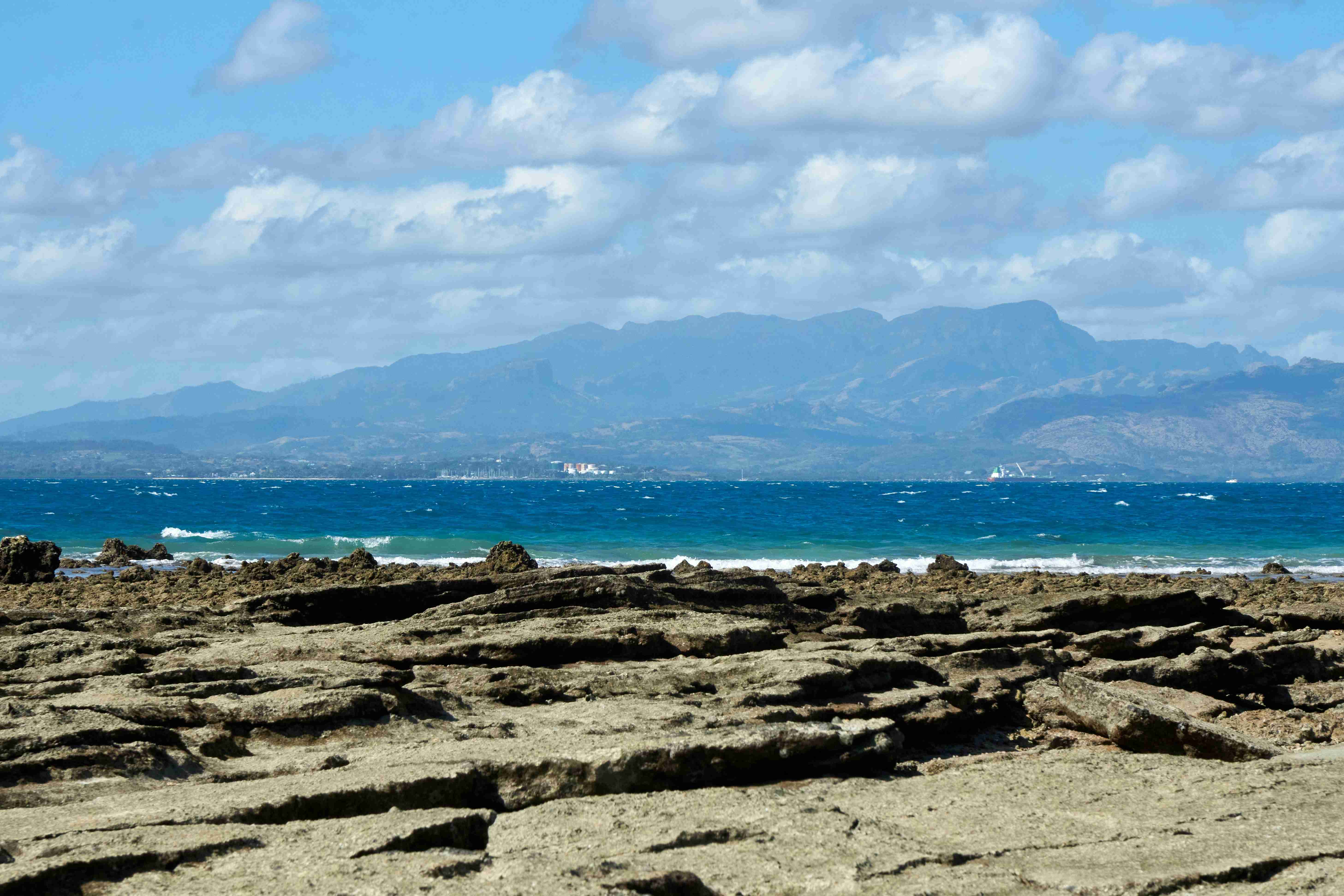 en strand med en vattenmassa